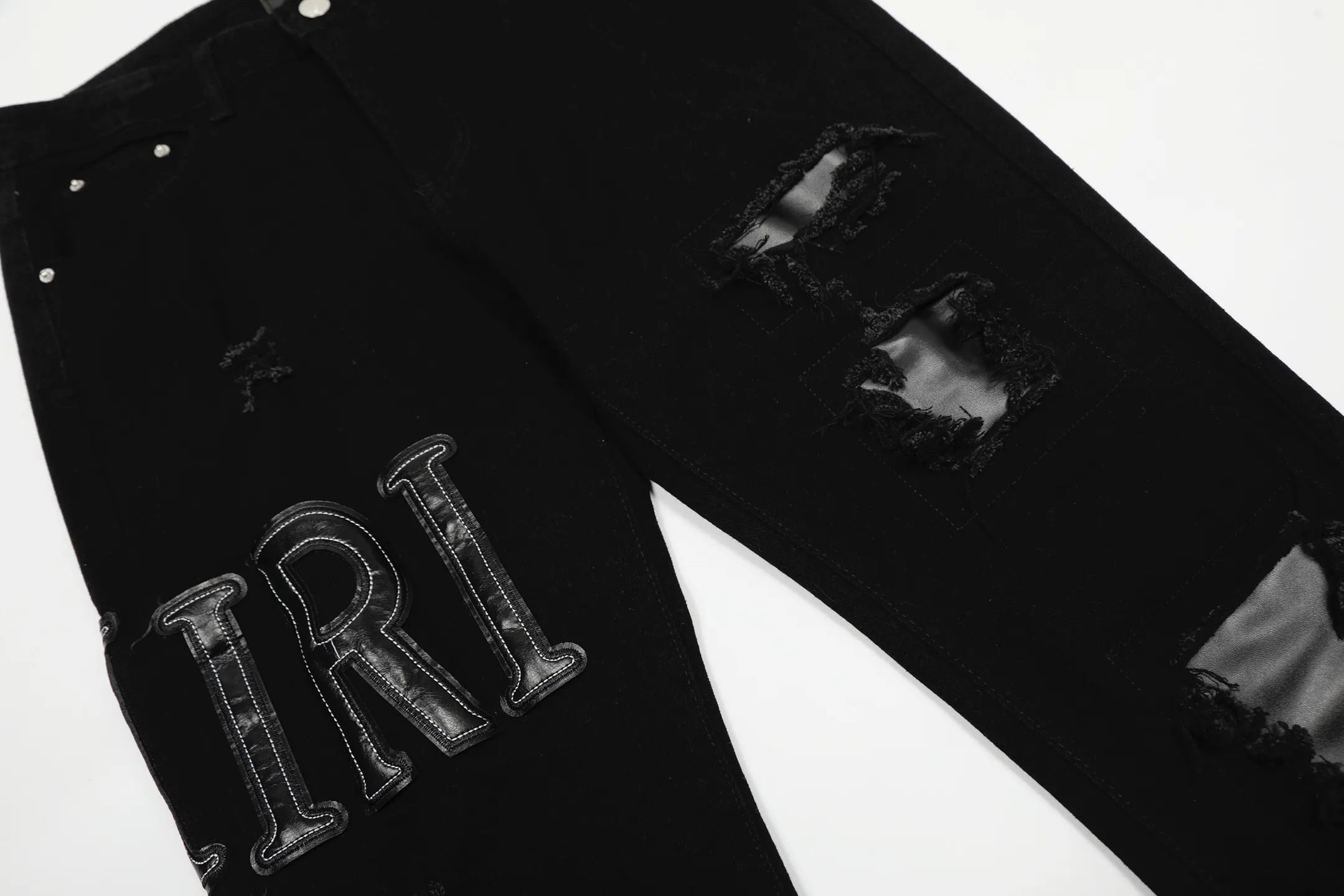 #M34 P168💰 Amiri classic embroidered patched leather ripped lettering jeans. Slim fit jeans. Produced by a major washed factory. Full of high-end. Partial destruction of the knees and patchwork design. Already used as a facade design. Leather waist nameplate. The focus of this style is not on the washing, but on the shape and version of the destruction. The secret lies in the craftsmanship of the master. The cost of post-processing, grinding, cutting, etc. is far beyond the cost of assembly line products. Color: Picture color Size: 30-32-34-36