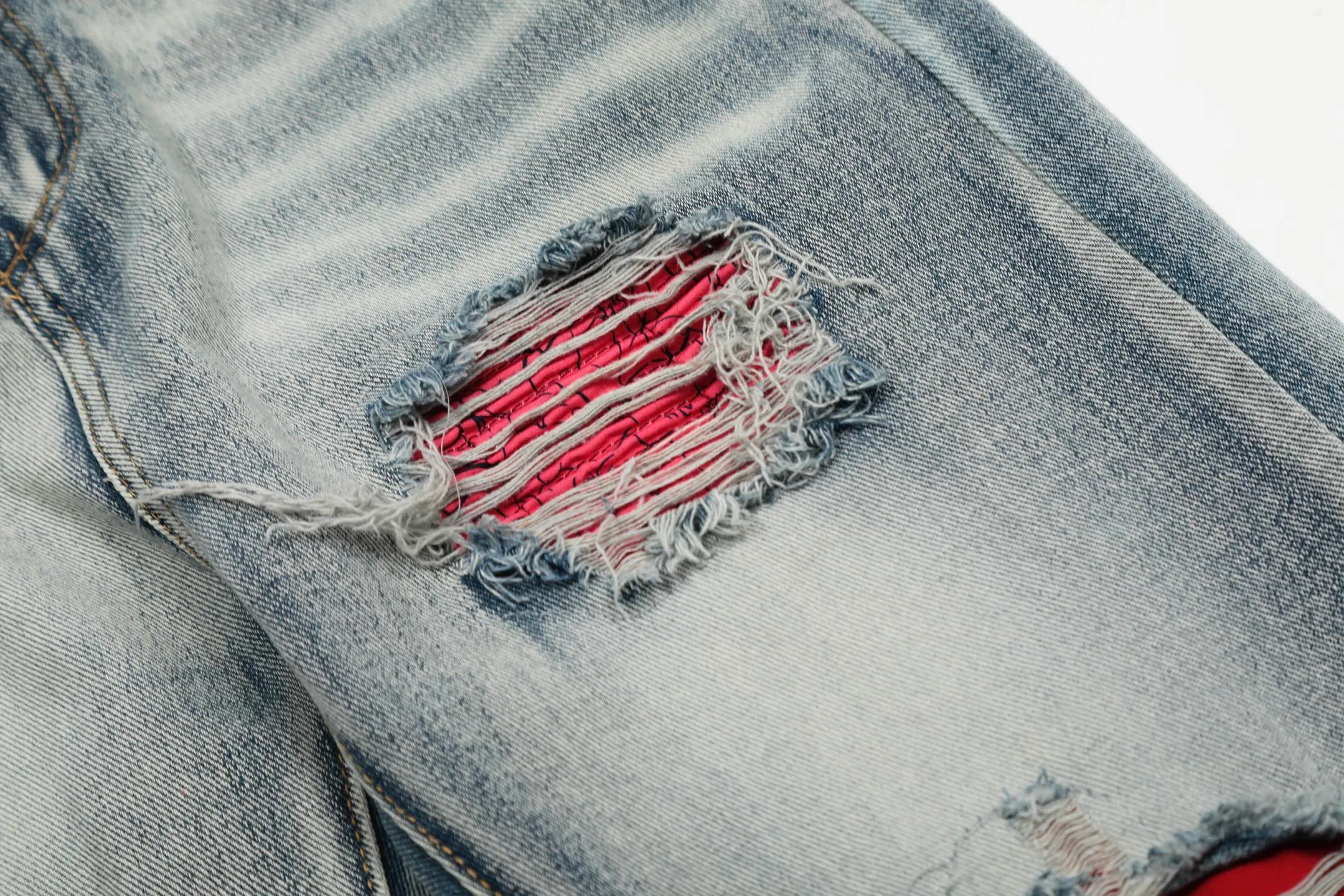 #M27 P168💰 Amiri classic embroidered patched leather ripped letter skinny jeans. Slim skinny jeans. Produced by a major washed factory. Full of high-end feel. Knee part destroyed design with patchwork design. Already used as facade design. Leather waist nameplate. The focus of this style is not on washing, but on the destroyed shape and version. The secret lies in the craftsmanship of the master. The cost of post-processing, grinding, cutting, etc. is far beyond the cost of assembly line products. Color: Picture color Size: 30-32-34-36