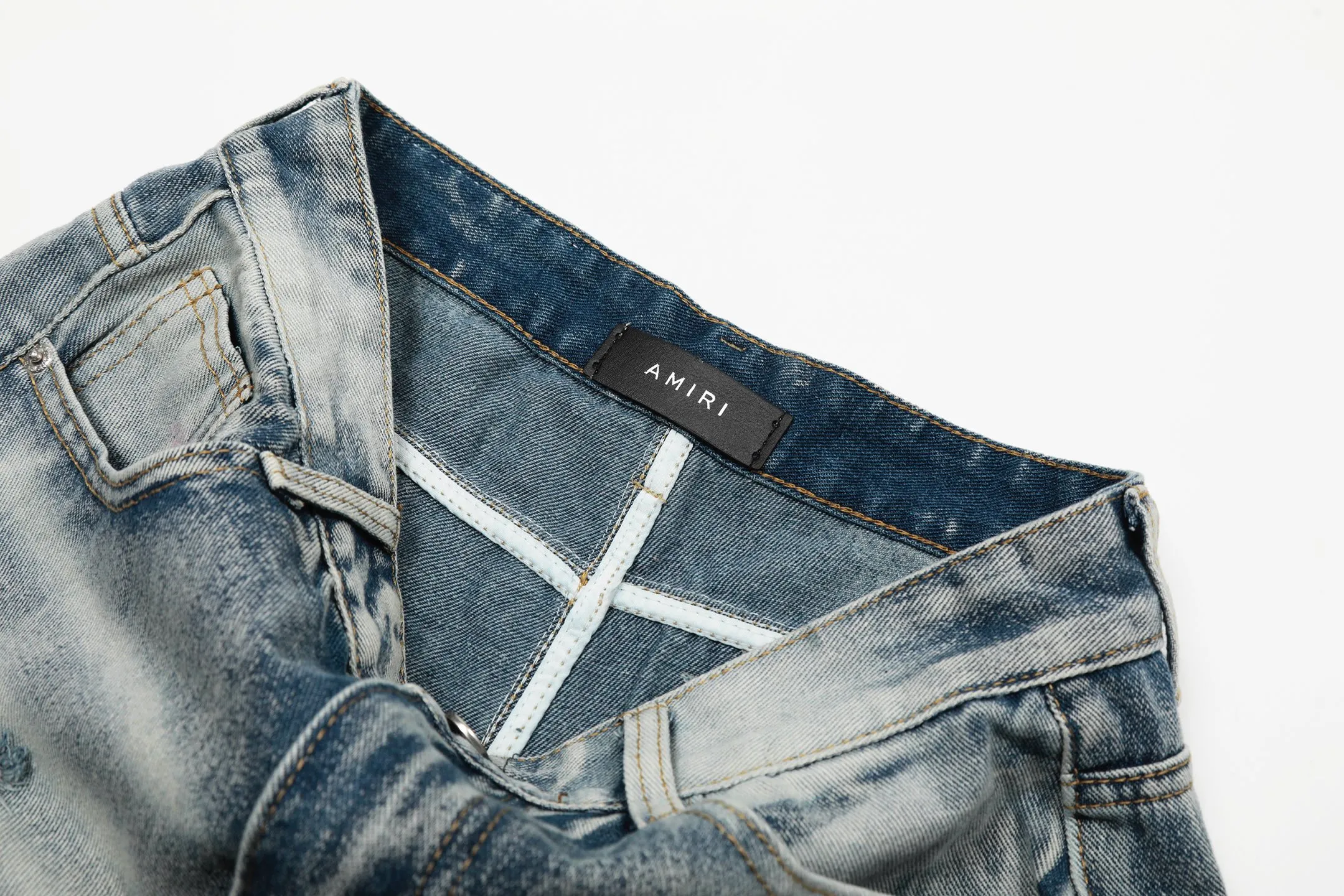 #M27 P168💰 Amiri classic embroidered patched leather ripped letter skinny jeans. Slim skinny jeans. Produced by a major washed factory. Full of high-end feel. Knee part destroyed design with patchwork design. Already used as facade design. Leather waist nameplate. The focus of this style is not on washing, but on the destroyed shape and version. The secret lies in the craftsmanship of the master. The cost of post-processing, grinding, cutting, etc. is far beyond the cost of assembly line products. Color: Picture color Size: 30-32-34-36