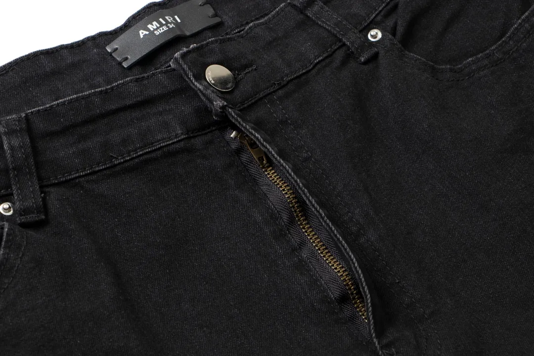 P230 [next day] AMIRI MX1 Hot Diamond High Street Jeans Slim Fit Stretch Washed Knife Cut Hole Trousers FOG High Street Men's Fashion AMIRI Black Leather Hot Diamond Jeans Washed by Ningbo Factory Front and Back Whiskers on the trouser legs are fading, full of high-end sense Partial destruction of the knees and leather patchwork design Already used as facade design Leather waist nameplate Customized crotch placket hardware with engraved molding The focus of this style is not on washing, but on the shape and pattern of damage. The secret lies in the craftsmanship of the master. The cost of post-production grinding, machining, knife cutting, etc. These hand-made products are far beyond comparison with assembly line products. Color: Black Size: 28 30 32 34 (s-XL) Detailed sizes can be found in Figure 9