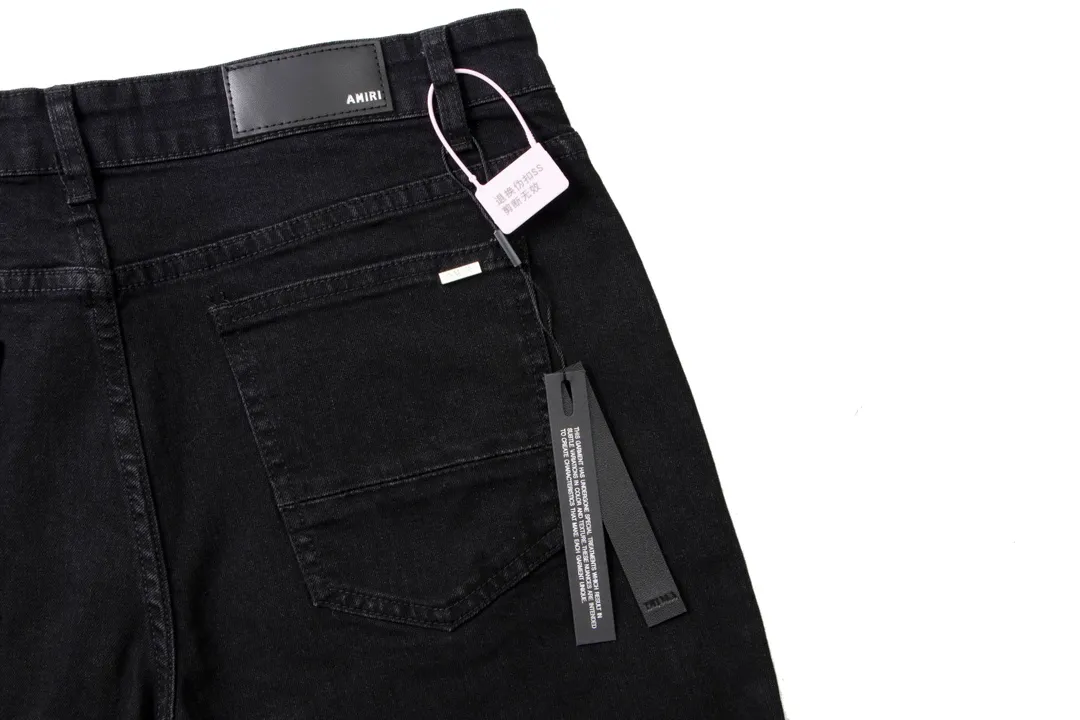 P230 [next day] AMIRI MX1 Hot Diamond High Street Jeans Slim Fit Stretch Washed Knife Cut Hole Trousers FOG High Street Men's Fashion AMIRI Black Leather Hot Diamond Jeans Washed by Ningbo Factory Front and Back Whiskers on the trouser legs are fading, full of high-end sense Partial destruction of the knees and leather patchwork design Already used as facade design Leather waist nameplate Customized crotch placket hardware with engraved molding The focus of this style is not on washing, but on the shape and pattern of damage. The secret lies in the craftsmanship of the master. The cost of post-production grinding, machining, knife cutting, etc. These hand-made products are far beyond comparison with assembly line products. Color: Black Size: 28 30 32 34 (s-XL) Detailed sizes can be found in Figure 9