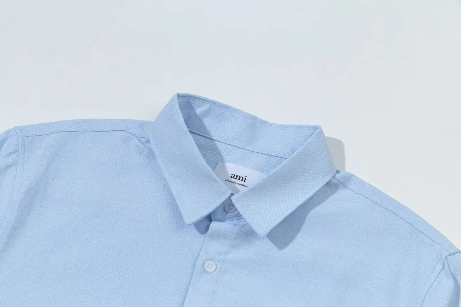 2216# AMI Paris 2025 early autumn new product ADC box type, chest pocket, classic invisible three-dimensional embroidered small love, casual cotton solid color long-sleeved Oxford shirt, original customized 180g pure cotton fabric, regular version, same style for men and women, color: white, pink, blue, size: S-XL