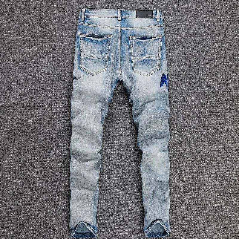 P246 💰 (Top version) AMIRI popular high street jeans slim fit stretch washed knife cut trousers for men. AMIRI amiri is transliterated as Emil, which is the name of the founder. Mike Amiri, the founder of amiri, grew up in Los Angeles, USA. He was influenced by local street culture and Punk Rock since childhood, so he founded the amiri brand named after himself. A variety of trendy clothing meets the needs of different fashion players. Amiri clothing has novel and unique styles and is a well-known street brand in the United States. The styles and styles of many clothes are loved by many street photographers. The various clothing styles meet the dressing needs of different people, show their unique temperament, and show the trend of dressing. amiri's jeans are relatively famous. Not only do they have many styles, but the quality of the jeans is also very good. Many celebrities have also worn amiri brand jeans. Color: Picture color Size: 28, 30, 32, 34, 36 28 30 32 34 36 Waist 71 76 81 86 91 Qianlang 26.5 27.5 28.5 29.5 30.5 Hou Lang 37 38 39 40 41 Foot 14 14.8 15.6 16.4 17.2 Foreign Minister 100 102 104 106 107