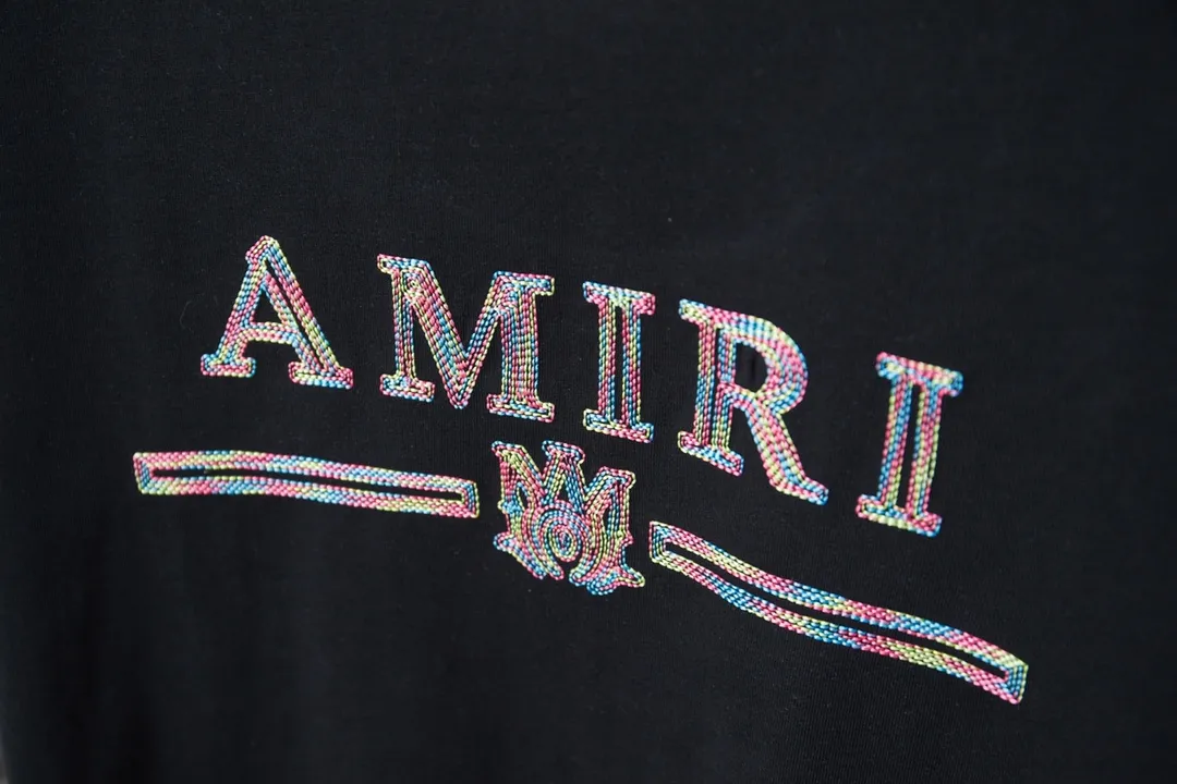 P150 AMIRI 25SS early spring new style short sleeves with embroidered letters, light luxury, a must-have item for daily commuting for men and women, correct version, welcome to compare, detailed features · 320g 100% pure cotton double yarn jersey fabric · Special thickened 32 pieces of double-strand 1X1 thread in the same vat custom dyeing · Imported Tajima machine embroidery color hollow show. Garment washing water: ㊗️ Washing water is to make the embroidery softer · Double-needle sewing and cross-seam technology · Original main mark, washed tag, brand moisture-proof paper packaging Color: black/white Size: S/M/L/XL