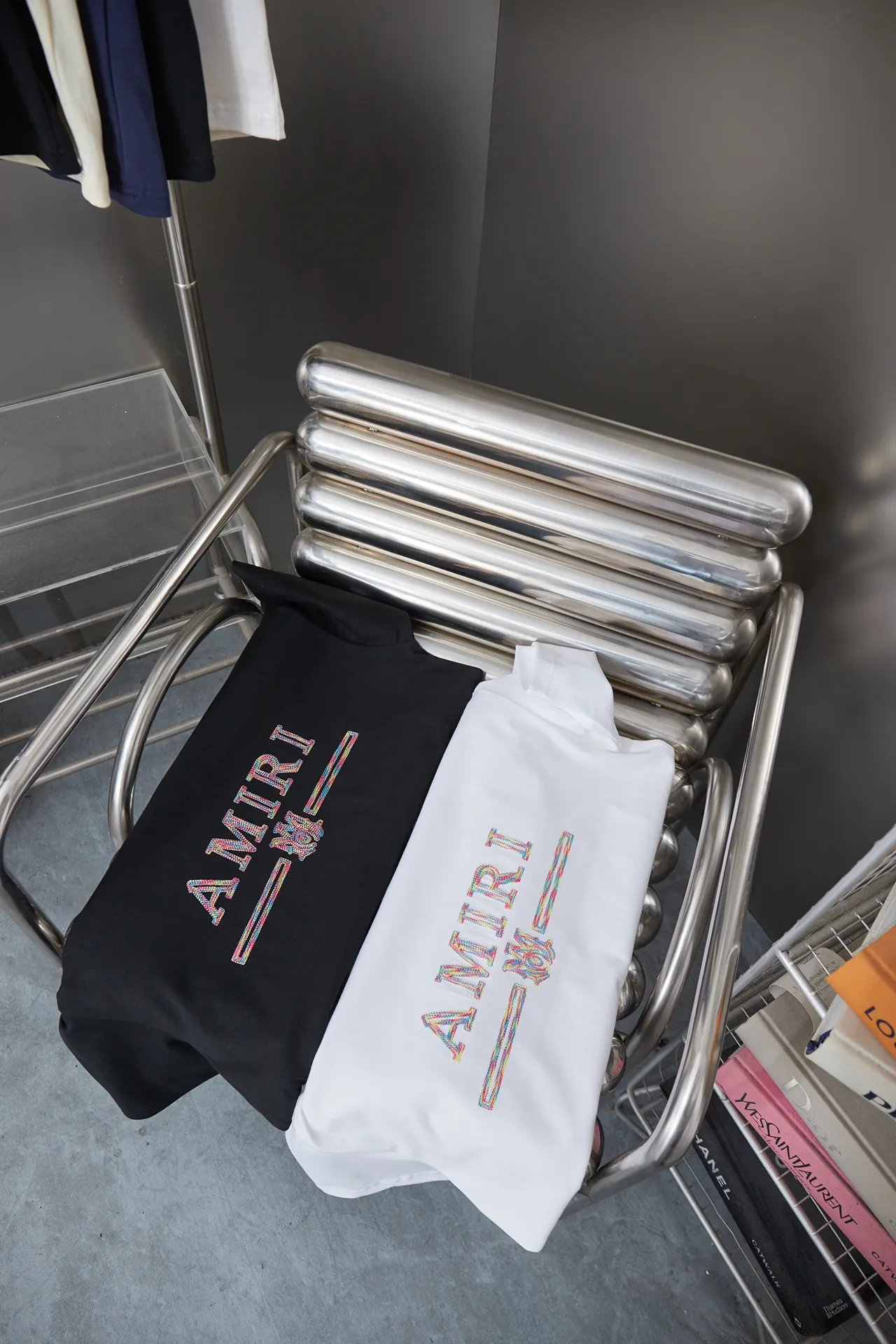 P150 AMIRI 25SS early spring new style short sleeves with embroidered letters, light luxury, a must-have item for daily commuting for men and women, correct version, welcome to compare, detailed features · 320g 100% pure cotton double yarn jersey fabric · Special thickened 32 pieces of double-strand 1X1 thread in the same vat custom dyeing · Imported Tajima machine embroidery color hollow show. Garment washing water: ㊗️ Washing water is to make the embroidery softer · Double-needle sewing and cross-seam technology · Original main mark, washed tag, brand moisture-proof paper packaging Color: black/white Size: S/M/L/XL