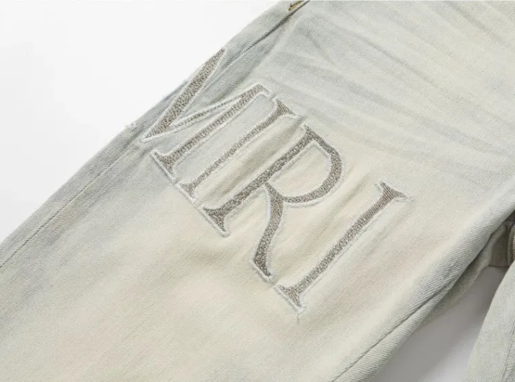 #N16 P246💰 (Extreme version) AMIRI popular high street jeans slim fit stretch washed knife cut trousers for men AMIRI amiri is transliterated as Emil, which is the name of the founder. Mike Amiri, the founder of amiri, grew up in Los Angeles, USA. He was influenced by local street culture and Punk Rock since childhood, so he founded the amiri brand named after himself. A variety of trendy clothing meets the needs of different trendy players. Amiri clothing has novel and unique styles and is a well-known street brand in the United States. The styles and styles of many clothes are loved by many street photographers. The various clothing styles meet the dressing needs of different people, show their unique temperament, and show the trend of dressing. amiri's jeans are relatively famous. Not only do they have many styles, but the quality of the jeans is also very good. Many celebrities have also worn amiri brand jeans. Color: Picture color Size: 28, 30, 32, 34, 36 28 30 32 34 36 Waist 71 76 81 86 91 Qianlang 26.5 27.5 28.5 29.5 30.5 Hou Lang 37 38 39 40 41 Foot 14 14.8 15.6 16.4 17.2 Foreign Minister 100 102 104 106 107