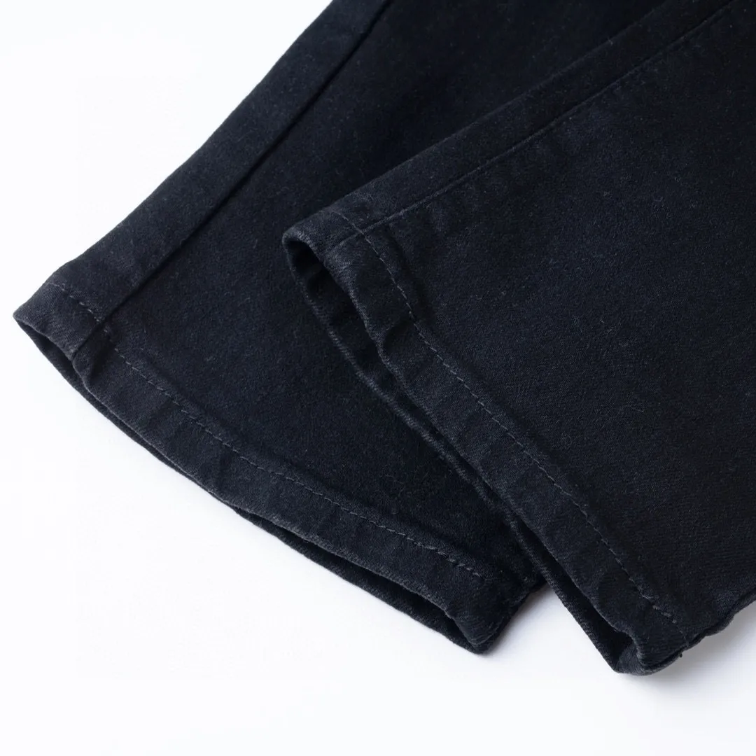 P260 High Street Heavy Industry) AMIRI black ripped high street jeans with diamonds! The transliteration of amiri is Emil, which is the name of the founder. Mike Amiri, the founder of amiri, grew up in Los Angeles, USA. He was influenced by local street culture and Punk Rock since he was a child, so he founded the amiri brand named after himself. A variety of trendy clothing meets the needs of different fashion players. Amiri clothing has novel and unique styles and is a well-known street brand in the United States. The styles and styles of many clothes are loved by many street photographers. The various clothing styles meet the dressing needs of different people, show their unique temperament, and show the trend of dressing. amiri's jeans are relatively famous. Not only do they have many styles, but the quality of their denim jackets is also very good. Many celebrities have also worn the amiri brand's denim series. The fabric is made of 100% cotton denim! High temperature setting, heavy sand washing, never fade, full of fashion! All made to order! -The colorful embroidery on the chest is so tense and the embroidery is neat! Imported machine for work! quality assurance!  -The entire garment is made with fine workmanship. Each seam is pressed using a double-needle machine. This stitching is a test of the workers' skills. If it goes astray, the entire garment will be scrapped. The hardware is custom-made, with exclusive logos, and is a one-to-one replica of the original! Original trademark! The fit is loose and slimming! Style number: 1554# Color: black Size: 28 30 32 34 (corresponding to S～XL)