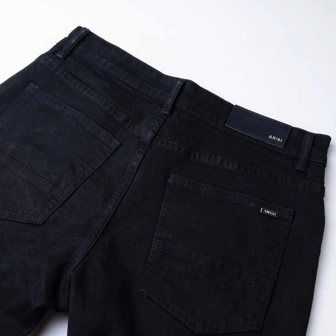 P260 High Street Heavy Industry) AMIRI black ripped high street jeans with diamonds! The transliteration of amiri is Emil, which is the name of the founder. Mike Amiri, the founder of amiri, grew up in Los Angeles, USA. He was influenced by local street culture and Punk Rock since he was a child, so he founded the amiri brand named after himself. A variety of trendy clothing meets the needs of different fashion players. Amiri clothing has novel and unique styles and is a well-known street brand in the United States. The styles and styles of many clothes are loved by many street photographers. The various clothing styles meet the dressing needs of different people, show their unique temperament, and show the trend of dressing. amiri's jeans are relatively famous. Not only do they have many styles, but the quality of their denim jackets is also very good. Many celebrities have also worn the amiri brand's denim series. The fabric is made of 100% cotton denim! High temperature setting, heavy sand washing, never fade, full of fashion! All made to order! -The colorful embroidery on the chest is so tense and the embroidery is neat! Imported machine for work! quality assurance!  -The entire garment is made with fine workmanship. Each seam is pressed using a double-needle machine. This stitching is a test of the workers' skills. If it goes astray, the entire garment will be scrapped. The hardware is custom-made, with exclusive logos, and is a one-to-one replica of the original! Original trademark! The fit is loose and slimming! Style number: 1554# Color: black Size: 28 30 32 34 (corresponding to S～XL)