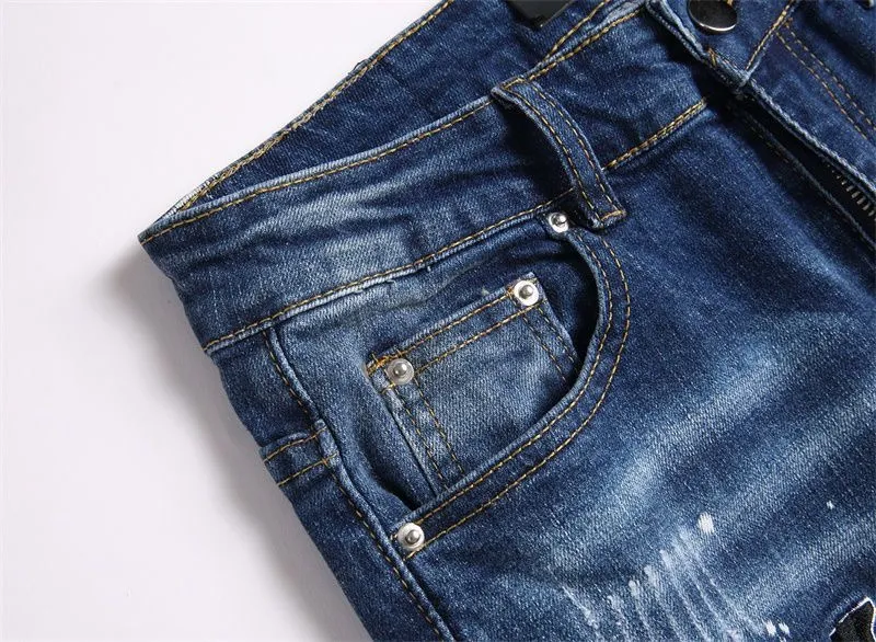 ￼#M05 P168💰 AMIRI splash-ink medal patch embroidered jeans trousers AMIRI high street basic ripped tight stretch jeans trousers Amiriamiri is transliterated as Emil, which is the name of the founder. Mike Amiri, the founder of amiri, grew up in Los Angeles, USA. He was influenced by the local street culture Rock since he was a child, so he founded the amiri brand named after himself. A variety of trendy clothing meets the needs of different trendy players. Amiri clothing has novel and unique styles and is a well-known street brand in the United States. Many of its styles and styles are loved by many street photographers. Various clothing styles meet the needs of different people, show their unique temperament, and show the trend of dressing. amiri's jeans are relatively famous. Not only do they have many styles, but the quality of the jeans is also very good. Many celebrities have also worn amiri brand jeans.  The jeans of the amiri brand break through the production process and cutting of the original jeans. The fabrics are relatively soft and comfortable, and are not as hard as some jeans, which can irritate the skin and cause the skin to bleed when worn. Los Angeles trendy brand Amiri's jeans are made with great detail from tailoring to texture, adding wrinkles, bullet holes, damage and other details to add to the trendiness of the jeans. You can choose the style that suits you according to your own needs. Only when you wear a suitable style can you have a certain sense of fashion.  In recent years, high street has become a word that appears more and more frequently in men's clothing. High street style has also become an important direction for everyone's matching. High street related items are basically inseparable from oversize or off-shoulder tops. The lower body is matched with trackpants or tight-fitting denim. In my opinion, the most representative one is perhaps annihilation. Color; picture color Size: 30-32-34-36
