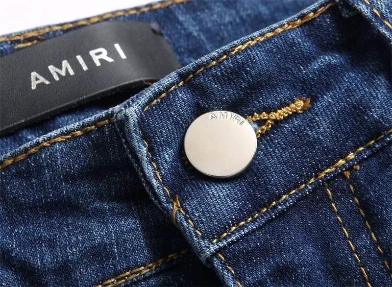 ￼#M05 P168💰 AMIRI splash-ink medal patch embroidered jeans trousers AMIRI high street basic ripped tight stretch jeans trousers Amiriamiri is transliterated as Emil, which is the name of the founder. Mike Amiri, the founder of amiri, grew up in Los Angeles, USA. He was influenced by the local street culture Rock since he was a child, so he founded the amiri brand named after himself. A variety of trendy clothing meets the needs of different trendy players. Amiri clothing has novel and unique styles and is a well-known street brand in the United States. Many of its styles and styles are loved by many street photographers. Various clothing styles meet the needs of different people, show their unique temperament, and show the trend of dressing. amiri's jeans are relatively famous. Not only do they have many styles, but the quality of the jeans is also very good. Many celebrities have also worn amiri brand jeans.  The jeans of the amiri brand break through the production process and cutting of the original jeans. The fabrics are relatively soft and comfortable, and are not as hard as some jeans, which can irritate the skin and cause the skin to bleed when worn. Los Angeles trendy brand Amiri's jeans are made with great detail from tailoring to texture, adding wrinkles, bullet holes, damage and other details to add to the trendiness of the jeans. You can choose the style that suits you according to your own needs. Only when you wear a suitable style can you have a certain sense of fashion.  In recent years, high street has become a word that appears more and more frequently in men's clothing. High street style has also become an important direction for everyone's matching. High street related items are basically inseparable from oversize or off-shoulder tops. The lower body is matched with trackpants or tight-fitting denim. In my opinion, the most representative one is perhaps annihilation. Color; picture color Size: 30-32-34-36