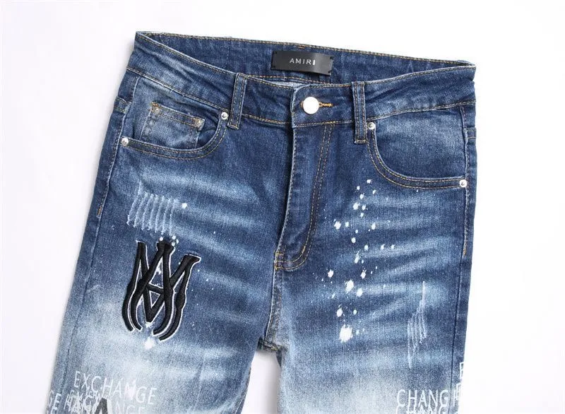 ￼#M05 P168💰 AMIRI splash-ink medal patch embroidered jeans trousers AMIRI high street basic ripped tight stretch jeans trousers Amiriamiri is transliterated as Emil, which is the name of the founder. Mike Amiri, the founder of amiri, grew up in Los Angeles, USA. He was influenced by the local street culture Rock since he was a child, so he founded the amiri brand named after himself. A variety of trendy clothing meets the needs of different trendy players. Amiri clothing has novel and unique styles and is a well-known street brand in the United States. Many of its styles and styles are loved by many street photographers. Various clothing styles meet the needs of different people, show their unique temperament, and show the trend of dressing. amiri's jeans are relatively famous. Not only do they have many styles, but the quality of the jeans is also very good. Many celebrities have also worn amiri brand jeans.  The jeans of the amiri brand break through the production process and cutting of the original jeans. The fabrics are relatively soft and comfortable, and are not as hard as some jeans, which can irritate the skin and cause the skin to bleed when worn. Los Angeles trendy brand Amiri's jeans are made with great detail from tailoring to texture, adding wrinkles, bullet holes, damage and other details to add to the trendiness of the jeans. You can choose the style that suits you according to your own needs. Only when you wear a suitable style can you have a certain sense of fashion.  In recent years, high street has become a word that appears more and more frequently in men's clothing. High street style has also become an important direction for everyone's matching. High street related items are basically inseparable from oversize or off-shoulder tops. The lower body is matched with trackpants or tight-fitting denim. In my opinion, the most representative one is perhaps annihilation. Color; picture color Size: 30-32-34-36