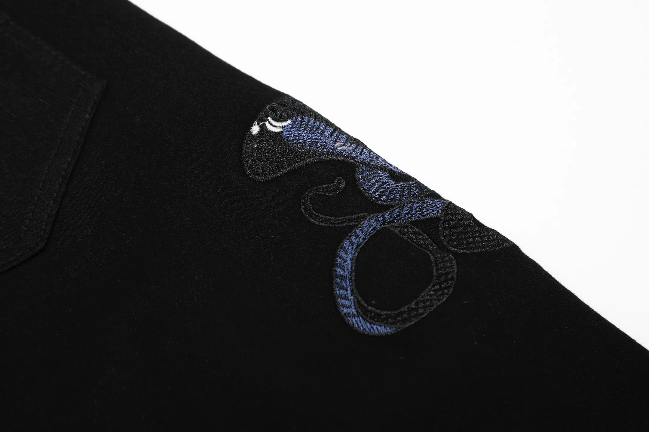 M57 P168💰 Amiri classic embroidered patched leather distressed letter jeans, slim fit jeans, produced by a large washed factory. Full of high-end feel. Knee part destroyed design with patchwork design. Already used as facade design. Leather waist nameplate. The focus of this style is not on washing, but on the shape and version of the destruction. The secret lies in the craftsmanship of the master. Later fraying, horse cutting, knife cutting, etc. The cost of hand-made products is far beyond comparison with assembly line products. Color: Picture color Size: 30-32-34-36