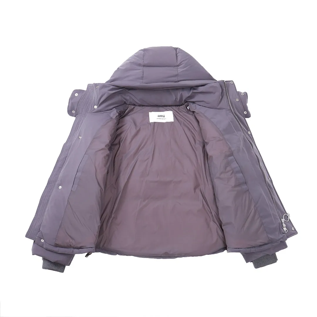 🅿️1160 style number~~F280 purchasing version AMIPARIS Ami de coeur winter limited capsule bread down jacket for men and women. Design concept: Ami limited down jacket from France lasted for half a year. The authentic product was purchased overseas in mid-May. From the fabric, LOGO, and even as small as a pocket or a button, every detail of this one is attractive enough and can become the highlight of your body. In addition to the refreshing and refined clothing style, this style has all original molds from fabrics to metal accessories to velvet. AMI conveys a relaxed and casual concept, giving people a feeling of comfort and casualness. Fabric + Features: ✅Unique double-layer lightweight bonded polyester military fabric, which is also AMI's unique patented technology, is a multi-functional fabric. ✅The lining is made of fine and dense renewable microfibers, which is light, soft and delicate. ✅Made using kp-ls fully automatic mechanical special woven fabric machine, it has windproof and waterproof, highly breathable and warm, elastic and wear-resistant properties that cannot be achieved by ordinary fabrics. ✅ Made of original national standard 90% white duck down. 800 fill power, the whole garment weighs 3 pounds, the average down filling is 450g, the top ultra-thick version on the Internet ✅ The zipper is made of YKK white copper zipper, which is the same as the original electro-plated Keyu hardware double ring zipper puller. Copper and nickel can be infinitely dissolved into each other, thereby forming a continuous solid solution, that is, regardless of the ratio of each other, they are always α-single-phase alloys. When nickel is melted into red copper and the content exceeds 16%, the resulting alloy becomes as white as silver. The higher the nickel content, the whiter the color. The nickel content in cupronickel is generally 25%. Manganese, iron, zinc or aluminum can also be added to become special white copper. The cost can be imagined. ✅The original proportional love logo patches are all laser-cut and have a loose fit. The hooded collar design is better for warmth. ✅Super fluffy and loose bag feel, hooded design, super fluffy and high-loft bag shape, thick and wide threaded sleeves can prevent wind from entering, ✅ Continuing AMIParis' usual design of combining leisure and elegance, each item is equipped with a heart pattern that is highly distinctive of the brand. Craftsmanship: Imported unique double-layer lightweight bonded polyester military fabric, high-density waterproof fabric, national standard 90 white duck down, extremely high fluffy, excellent warmth retention effect, no matter how cold it rains or snows, it can be done in one piece, like a walking duvet, unique drawstring design, the rope ends are made of Designed with a metal capsule, coupled with a wide hat and thick rope, the accessories/buttons/spring buckles are exquisitely made. The international first-line luxury brand COBRAX buttons are used. COBRAX buttons are several times or even ten times more expensive than similar ordinary products.