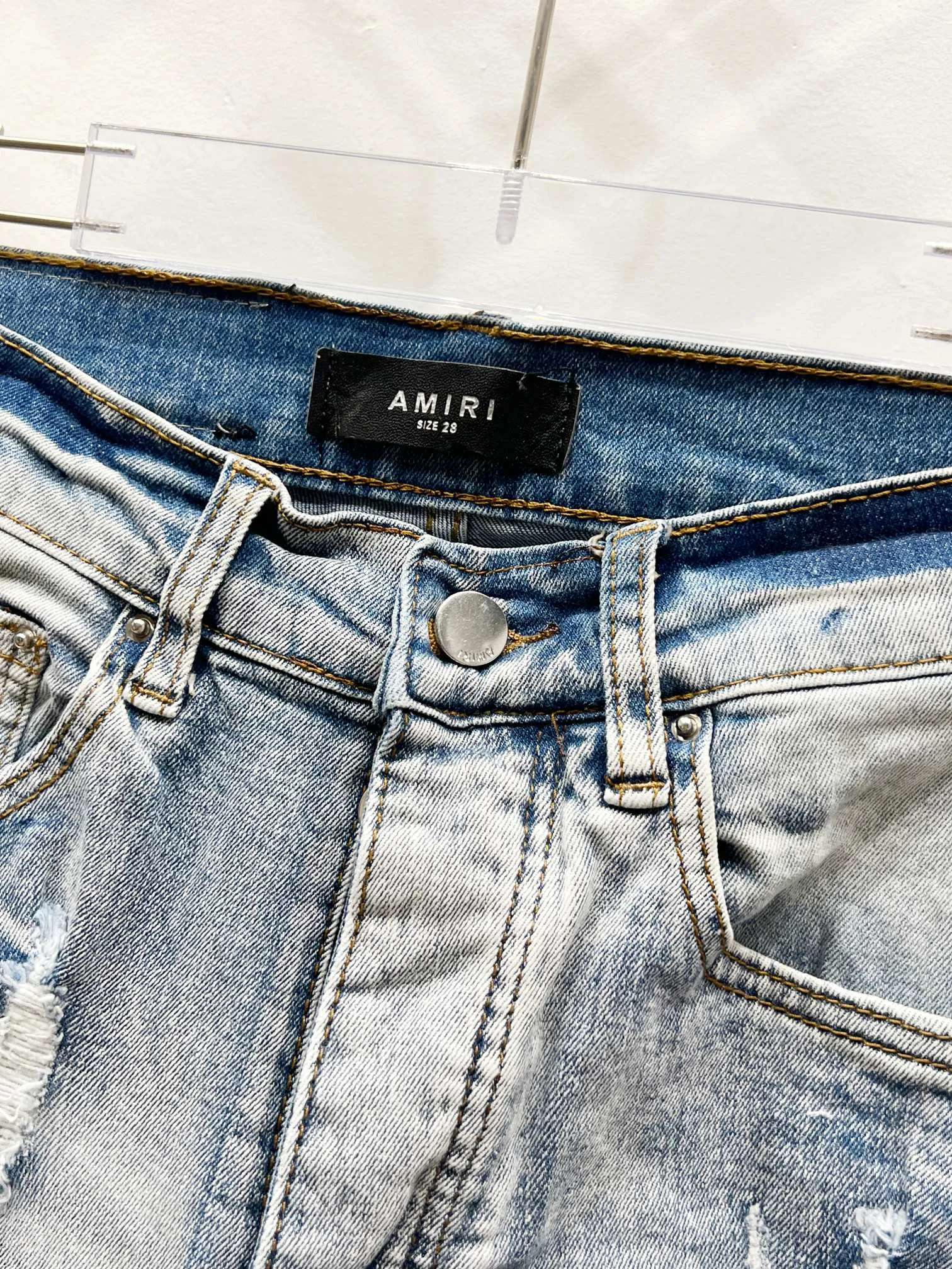 P240 Style number: (c053) AMIRI & AMIRI new jeans with embroidered logo, washed holes pattern, denim leg hems, stretch denim trousers, same style for men and women. Accessories: complete accessories, all in original packaging, two hang tags to distinguish the low-end version. The hardware is standard to the authentic original version with logo aluminum alloy buckle, and every detail is consistent with any version on the market. Fabric: Genuine pattern making and standard genuine custom-made imported fabrics are washed and dyed using unique washing and dyeing methods, and are individually hand-finished. - Hand-painted ripped micro-elastic jeans Color: blue Size: 28 30 32 34 36