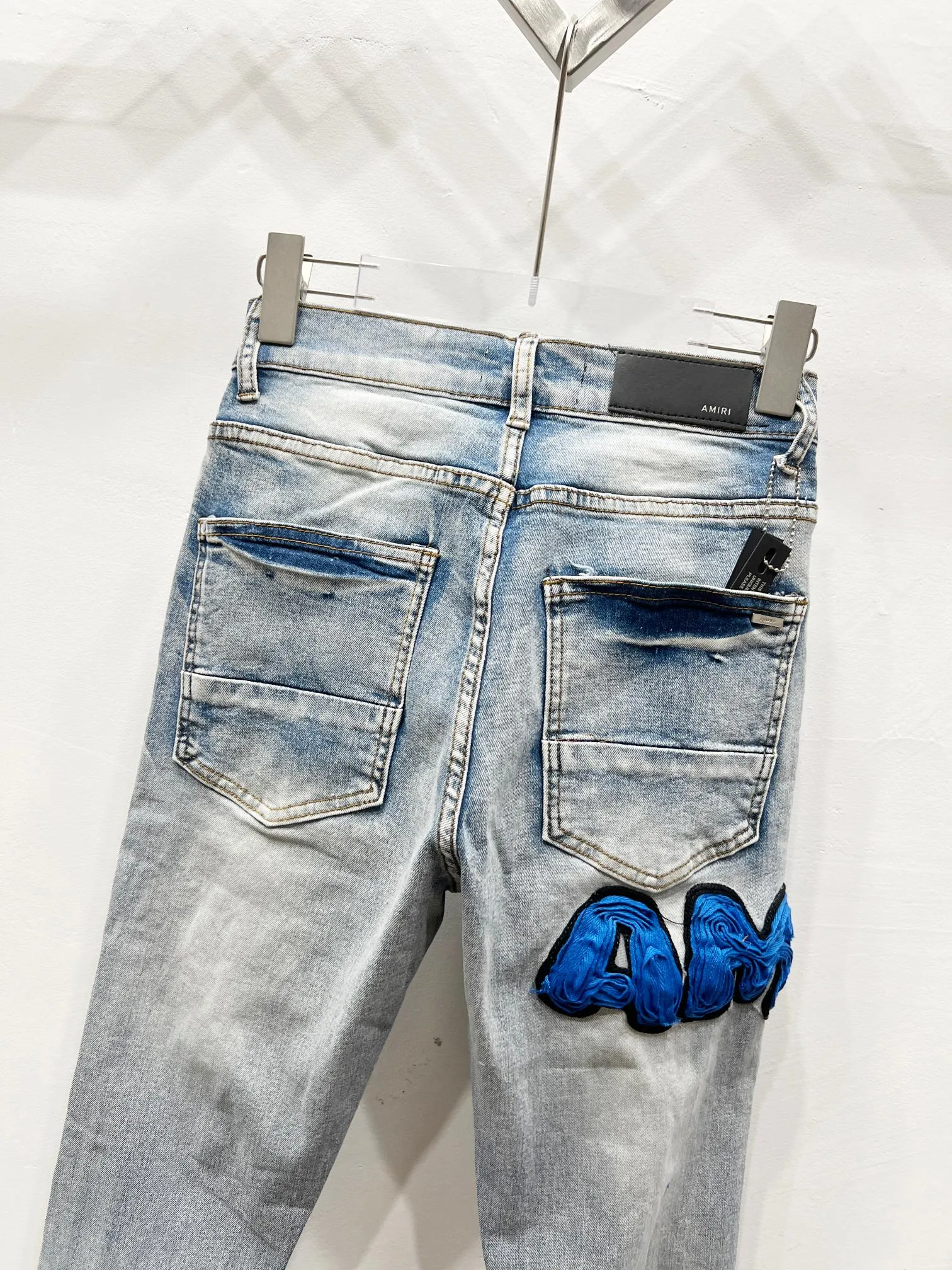 P240 Style number: (c053) AMIRI & AMIRI new jeans with embroidered logo, washed holes pattern, denim leg hems, stretch denim trousers, same style for men and women. Accessories: complete accessories, all in original packaging, two hang tags to distinguish the low-end version. The hardware is standard to the authentic original version with logo aluminum alloy buckle, and every detail is consistent with any version on the market. Fabric: Genuine pattern making and standard genuine custom-made imported fabrics are washed and dyed using unique washing and dyeing methods, and are individually hand-finished. - Hand-painted ripped micro-elastic jeans Color: blue Size: 28 30 32 34 36