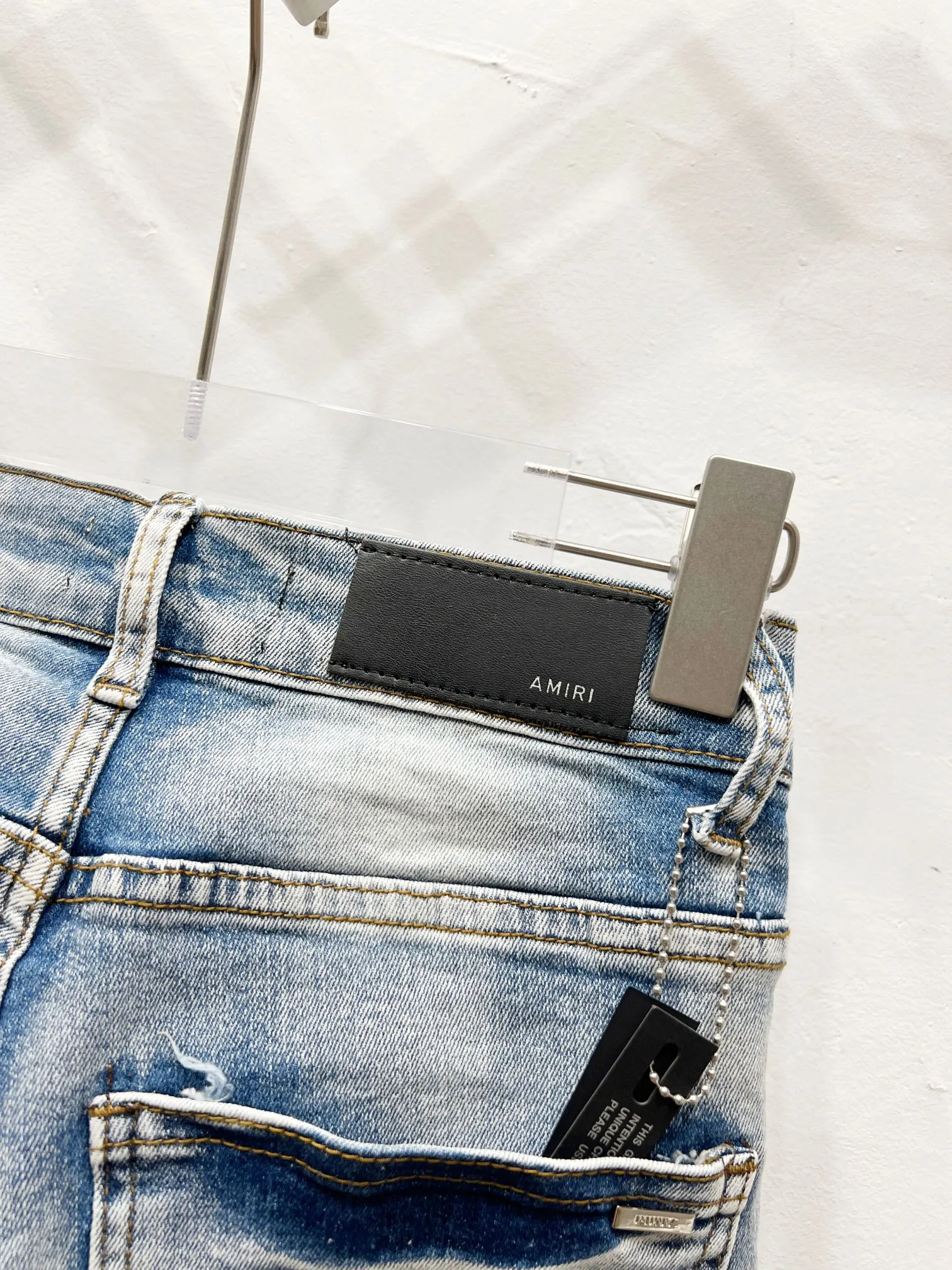 P240 Style number: (c053) AMIRI & AMIRI new jeans with embroidered logo, washed holes pattern, denim leg hems, stretch denim trousers, same style for men and women. Accessories: complete accessories, all in original packaging, two hang tags to distinguish the low-end version. The hardware is standard to the authentic original version with logo aluminum alloy buckle, and every detail is consistent with any version on the market. Fabric: Genuine pattern making and standard genuine custom-made imported fabrics are washed and dyed using unique washing and dyeing methods, and are individually hand-finished. - Hand-painted ripped micro-elastic jeans Color: blue Size: 28 30 32 34 36