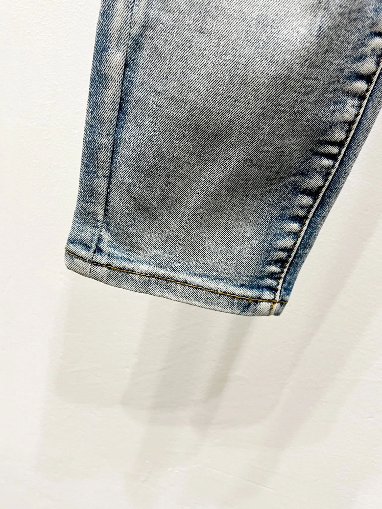 P240 Style number: (c053) AMIRI & AMIRI new jeans with embroidered logo, washed holes pattern, denim leg hems, stretch denim trousers, same style for men and women. Accessories: complete accessories, all in original packaging, two hang tags to distinguish the low-end version. The hardware is standard to the authentic original version with logo aluminum alloy buckle, and every detail is consistent with any version on the market. Fabric: Genuine pattern making and standard genuine custom-made imported fabrics are washed and dyed using unique washing and dyeing methods, and are individually hand-finished. - Hand-painted ripped micro-elastic jeans Color: blue Size: 28 30 32 34 36