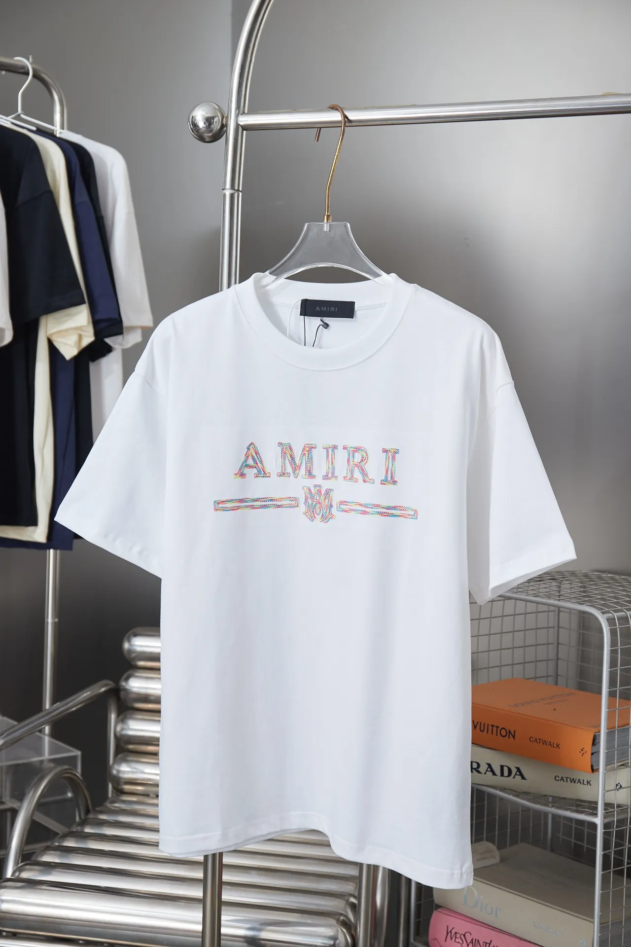 P150 AMIRI 25SS early spring new style short sleeves with embroidered letters, light luxury, a must-have item for daily commuting for men and women, correct version, welcome to compare, detailed features · 320g 100% pure cotton double yarn jersey fabric · Special thickened 32 pieces of double-strand 1X1 thread in the same vat custom dyeing · Imported Tajima machine embroidery color hollow show. Garment washing water: ㊗️ Washing water is to make the embroidery softer · Double-needle sewing and cross-seam technology · Original main mark, washed tag, brand moisture-proof paper packaging Color: black/white Size: S/M/L/XL