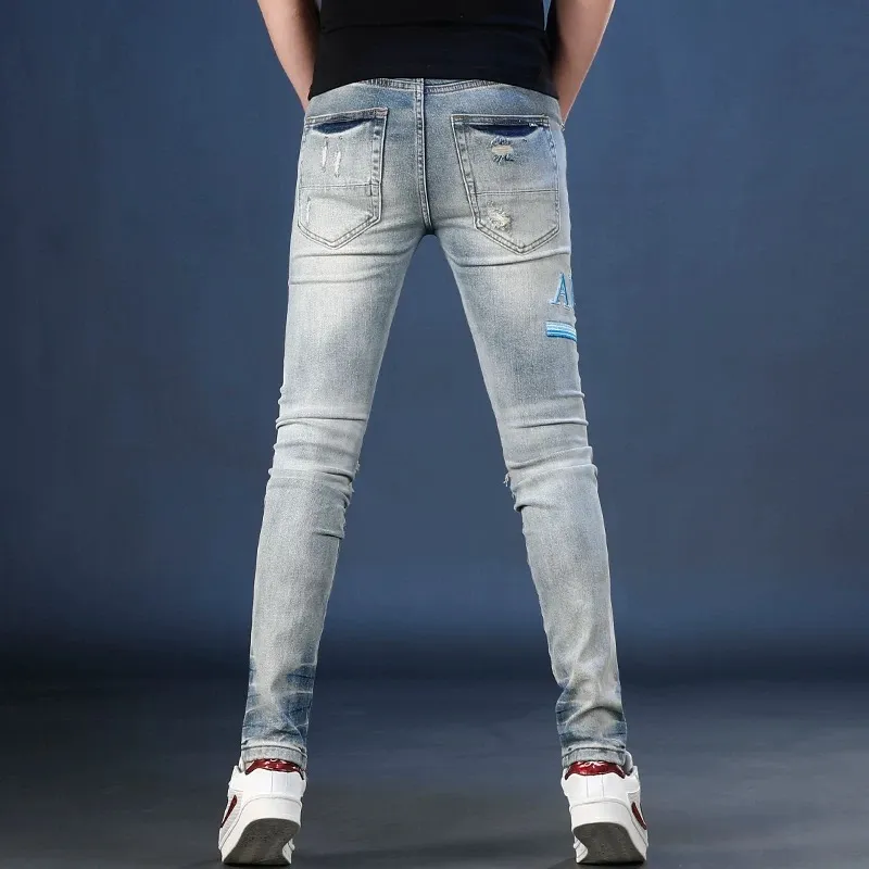 #N09 P246💰 (Top version) AMIRI hot-selling high street jeans, slim-fit stretchy washed knife-cut trousers for men AMIRI amiri is transliterated as Emil, which is the name of the founder. Mike Amiri, the founder of amiri, grew up in Los Angeles, USA. He was influenced by local street culture and Punk Rock since childhood, so he founded the amiri brand named after himself. A variety of trendy clothing meets the needs of different fashion players. Amiri clothing has novel and unique styles and is a well-known street brand in the United States. The styles and styles of many clothes are loved by many street photographers. The various clothing styles meet the dressing needs of different people, show their unique temperament, and show the trend of dressing. amiri's jeans are relatively famous. Not only do they have many styles, but the quality of the jeans is also very good. Many celebrities have also worn amiri brand jeans. Color: Picture color Size: 28, 30, 32, 34, 36 28 30 32 34 36 Waist 71 76 81 86 91 Qianlang 26.5 27.5 28.5 29.5 30.5 Hou Lang 37 38 39 40 41 Foot 14 14.8 15.6 16.4 17.2 Foreign Minister 100 102 104 106 107