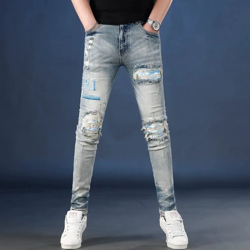 #N09 P246💰 (Top version) AMIRI hot-selling high street jeans, slim-fit stretchy washed knife-cut trousers for men AMIRI amiri is transliterated as Emil, which is the name of the founder. Mike Amiri, the founder of amiri, grew up in Los Angeles, USA. He was influenced by local street culture and Punk Rock since childhood, so he founded the amiri brand named after himself. A variety of trendy clothing meets the needs of different fashion players. Amiri clothing has novel and unique styles and is a well-known street brand in the United States. The styles and styles of many clothes are loved by many street photographers. The various clothing styles meet the dressing needs of different people, show their unique temperament, and show the trend of dressing. amiri's jeans are relatively famous. Not only do they have many styles, but the quality of the jeans is also very good. Many celebrities have also worn amiri brand jeans. Color: Picture color Size: 28, 30, 32, 34, 36 28 30 32 34 36 Waist 71 76 81 86 91 Qianlang 26.5 27.5 28.5 29.5 30.5 Hou Lang 37 38 39 40 41 Foot 14 14.8 15.6 16.4 17.2 Foreign Minister 100 102 104 106 107