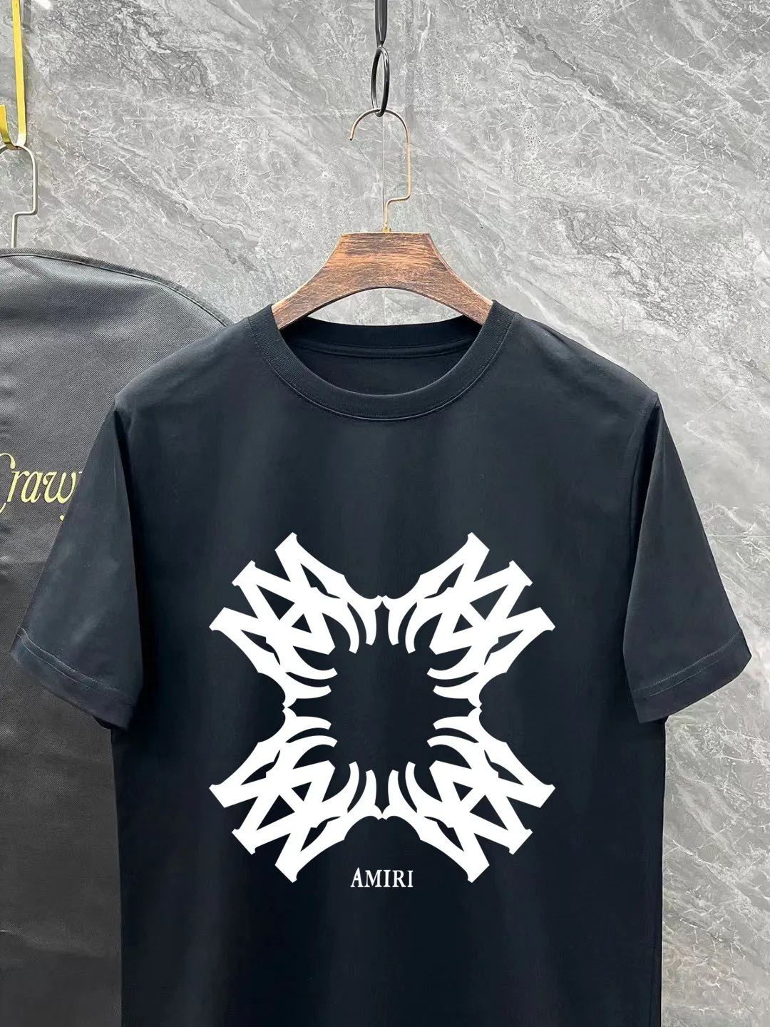 P140 AMIRI# 2025 spring and summer new style debut counter, the latest short-sleeved round neck T-shirt, high-end custom design, avant-garde and fashionable! The brand logo is designed with heavy craftsmanship. High-end customized 260g fabric. Soft to the touch. Comfortable to wear. Exquisite stitching at the counter level. Fine workmanship. The upper body effect is incomparably handsome! A must-have item for a stylish man! Color: black. White! Size: S-2XL