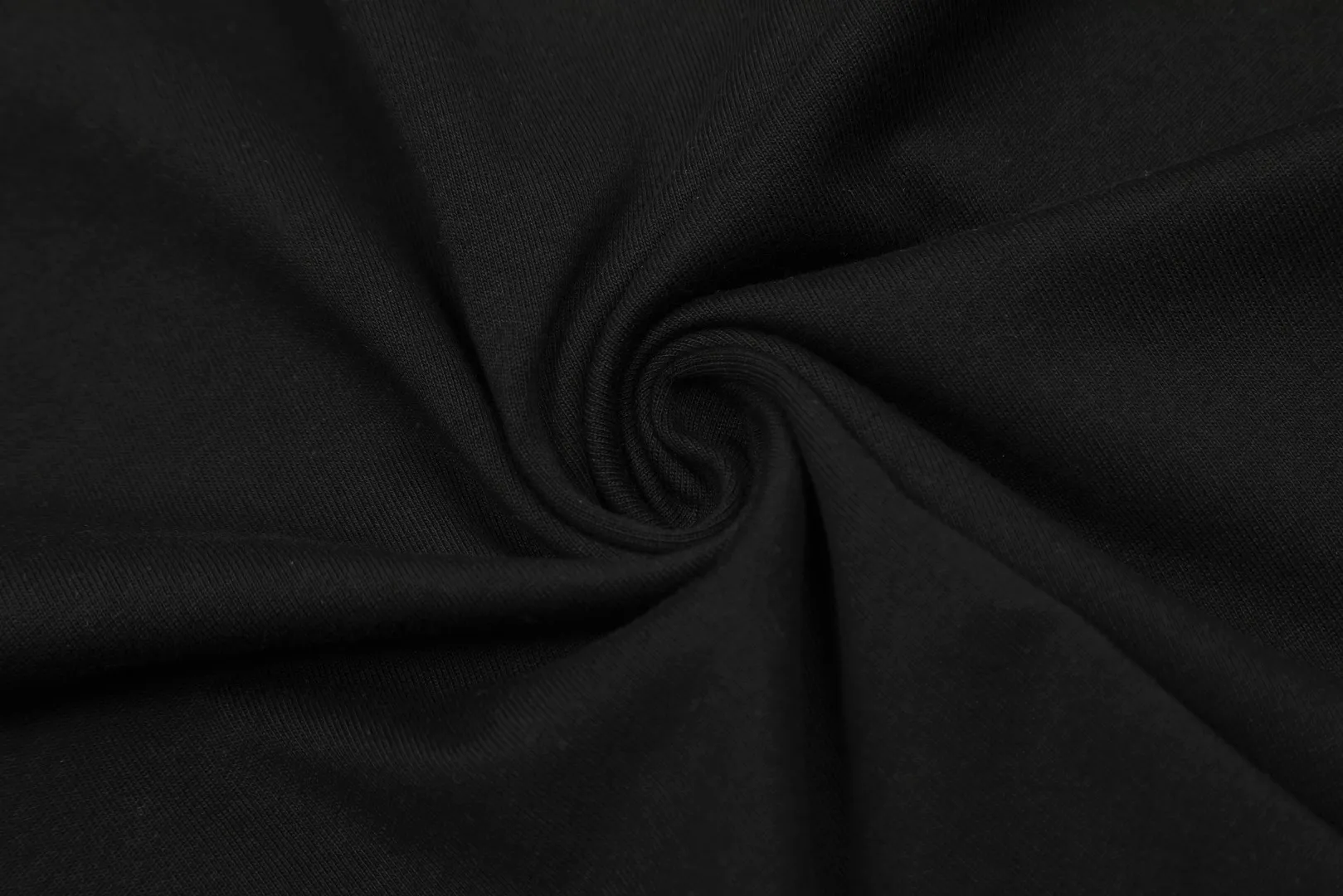 🅿️116 "The first quality in the market" Style number: LT3109# Ami Ami 2024ss spring and summer classic new embroidered love short sleeves We have been making this style for the third year. At the beginning, there were no counters in mainland China and we were already making it. The quality and details are invincible. Order with confidence and pay attention to the details. ✅2024 newly upgraded two-end folding handmade main wheat. Restore the counter. ✅240G Xinjiang long-staple cotton top double yarn. The shrinkage rate is controlled at 2%. Export-grade solid color quality, truly not easy to deform, shrink or fade. ✅Details are the only one in Guangzhou. Half-fold neck design at the counter. Complex workmanship. ✅The maximum size can be worn up to 230 catties. No pressure to export to Europe and the United States. Sizes S-XL Color (8 colors): Black, navy, oatmeal, pink, white, gray, light blue, rose pink