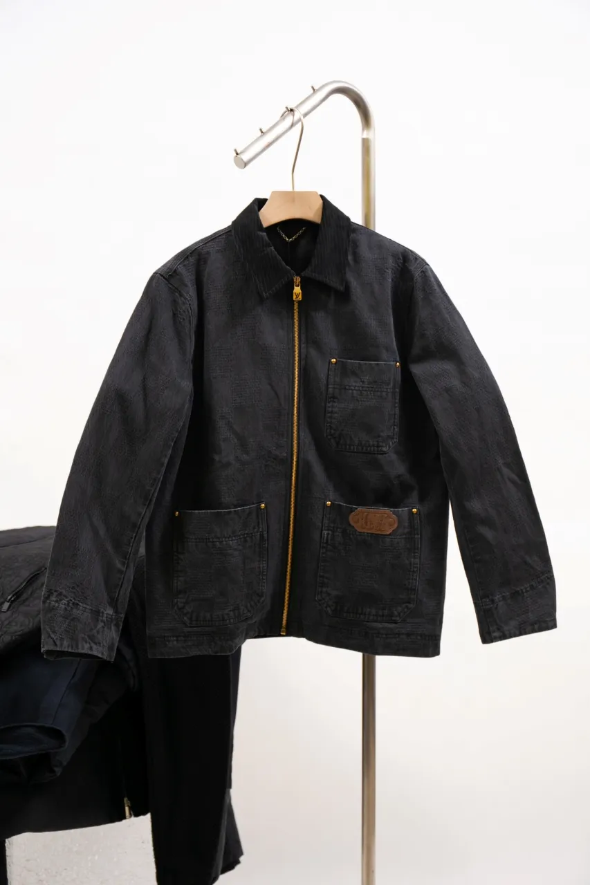LV DAMIER Cotton Work Belt Jacket This washed denim belt jacket continues the American workwear style of the 2024 autumn and winter show, incorporating the Marque L.Vuitton déposée logo into Damier jacquard canvas. One of the LV Saddle leather patch pockets and nubuck collar with embossed Epi graphic. Buttons add a dandy touch to the cuffs and waist straps, and the unlined design is perfect for different seasons.  Regular fit Marque L.Vuitton déposée logo in Damier jacquard LV Saddle patch on lower left pocket Nubuck collar with Epi embossing Zip front with LV stamped zipper pull Patch pockets Studs Adjustable straps with buttons at cuffs and waist