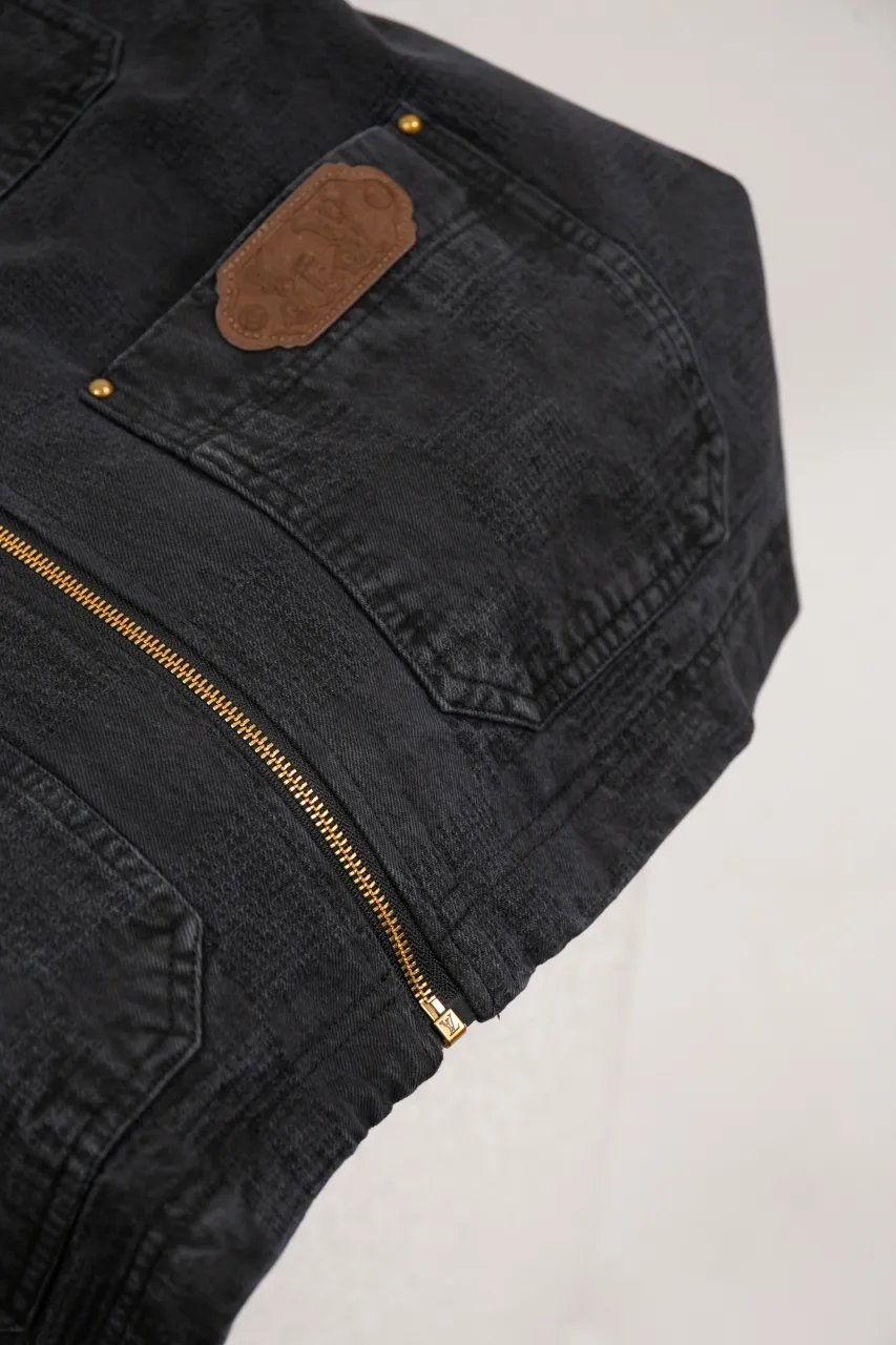 LV DAMIER Cotton Work Belt Jacket This washed denim belt jacket continues the American workwear style of the 2024 autumn and winter show, incorporating the Marque L.Vuitton déposée logo into Damier jacquard canvas. One of the LV Saddle leather patch pockets and nubuck collar with embossed Epi graphic. Buttons add a dandy touch to the cuffs and waist straps, and the unlined design is perfect for different seasons.  Regular fit Marque L.Vuitton déposée logo in Damier jacquard LV Saddle patch on lower left pocket Nubuck collar with Epi embossing Zip front with LV stamped zipper pull Patch pockets Studs Adjustable straps with buttons at cuffs and waist