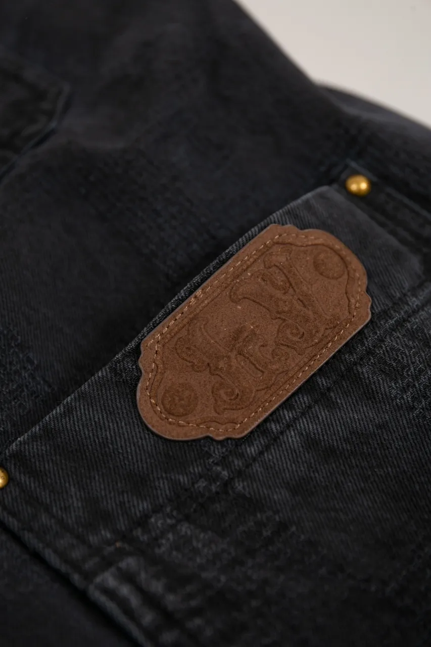LV DAMIER Cotton Work Belt Jacket This washed denim belt jacket continues the American workwear style of the 2024 autumn and winter show, incorporating the Marque L.Vuitton déposée logo into Damier jacquard canvas. One of the LV Saddle leather patch pockets and nubuck collar with embossed Epi graphic. Buttons add a dandy touch to the cuffs and waist straps, and the unlined design is perfect for different seasons.  Regular fit Marque L.Vuitton déposée logo in Damier jacquard LV Saddle patch on lower left pocket Nubuck collar with Epi embossing Zip front with LV stamped zipper pull Patch pockets Studs Adjustable straps with buttons at cuffs and waist