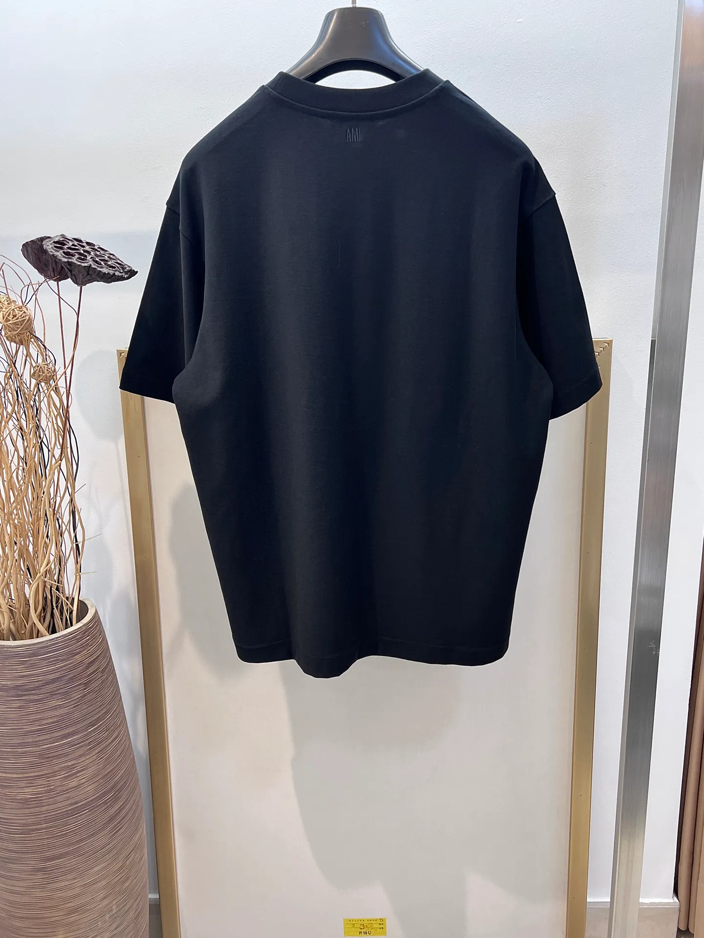 🅿️220 🌈Size: s/m/l/xl black/khaki two colors OS loose version 197353825081 AMI2025FW Love series early spring limited edition Black warrior is really not too good-looking Wool logo love embroidery / same color AMI embroidery on the back heavyweight pure cotton half-sleeved T-shirt Washing method: Wrap the laundry bag on the back and fast machine wash in cold water! ! Do not soak/wash in warm water! !
