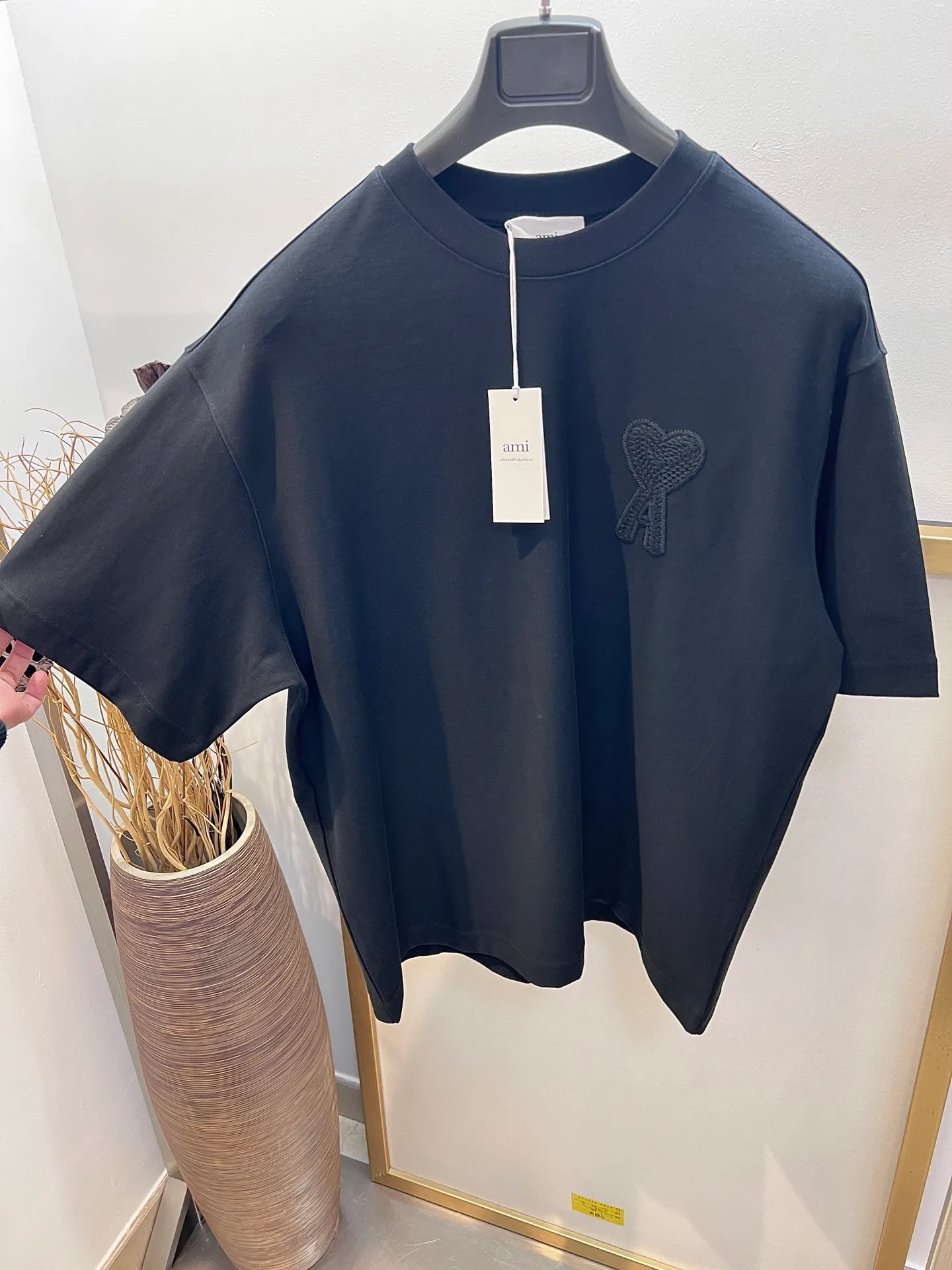 🅿️220 🌈Size: s/m/l/xl black/khaki two colors OS loose version 197353825081 AMI2025FW Love series early spring limited edition Black warrior is really not too good-looking Wool logo love embroidery / same color AMI embroidery on the back heavyweight pure cotton half-sleeved T-shirt Washing method: Wrap the laundry bag on the back and fast machine wash in cold water! ! Do not soak/wash in warm water! !