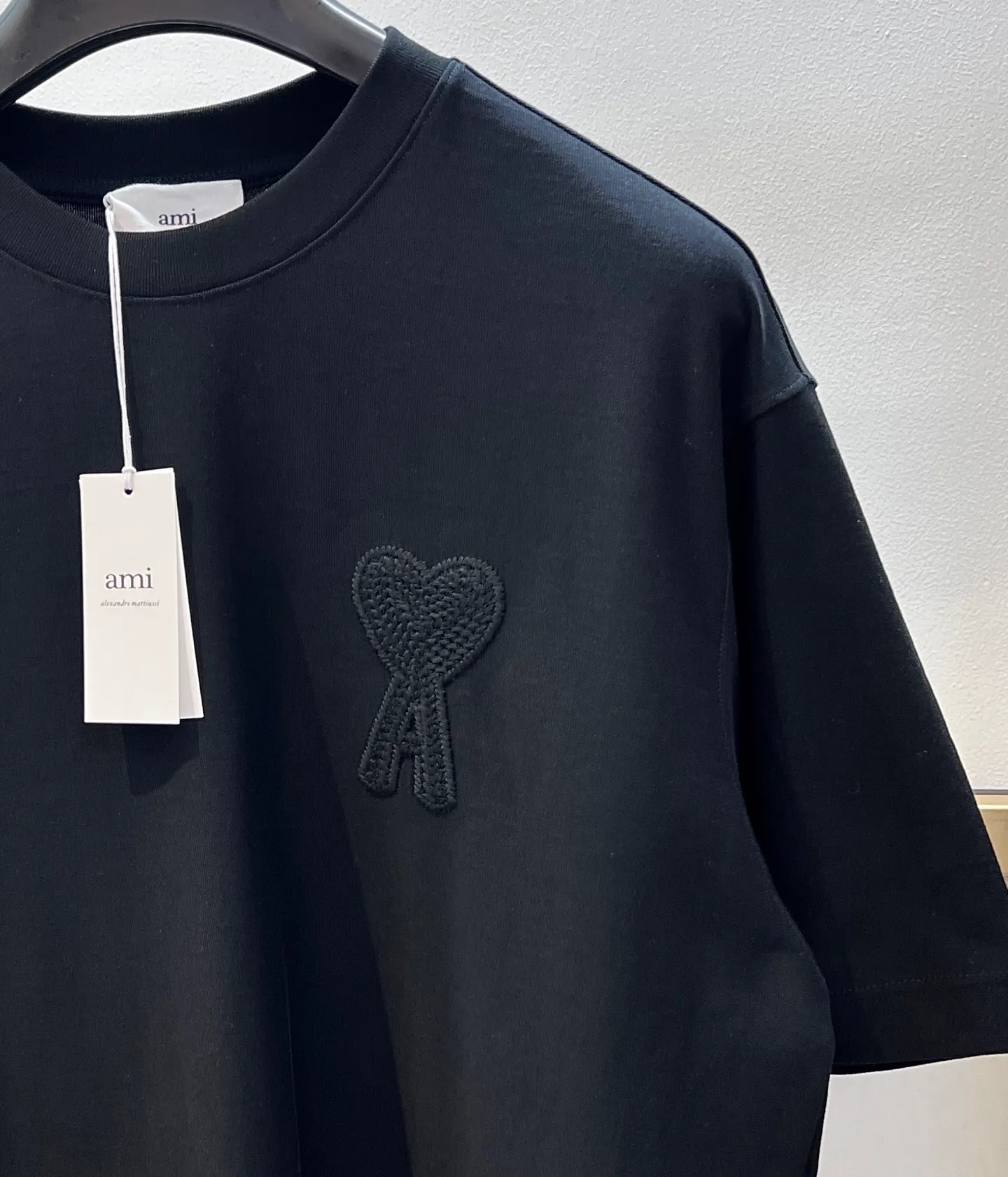 🅿️220 🌈Size: s/m/l/xl black/khaki two colors OS loose version 197353825081 AMI2025FW Love series early spring limited edition Black warrior is really not too good-looking Wool logo love embroidery / same color AMI embroidery on the back heavyweight pure cotton half-sleeved T-shirt Washing method: Wrap the laundry bag on the back and fast machine wash in cold water! ! Do not soak/wash in warm water! !