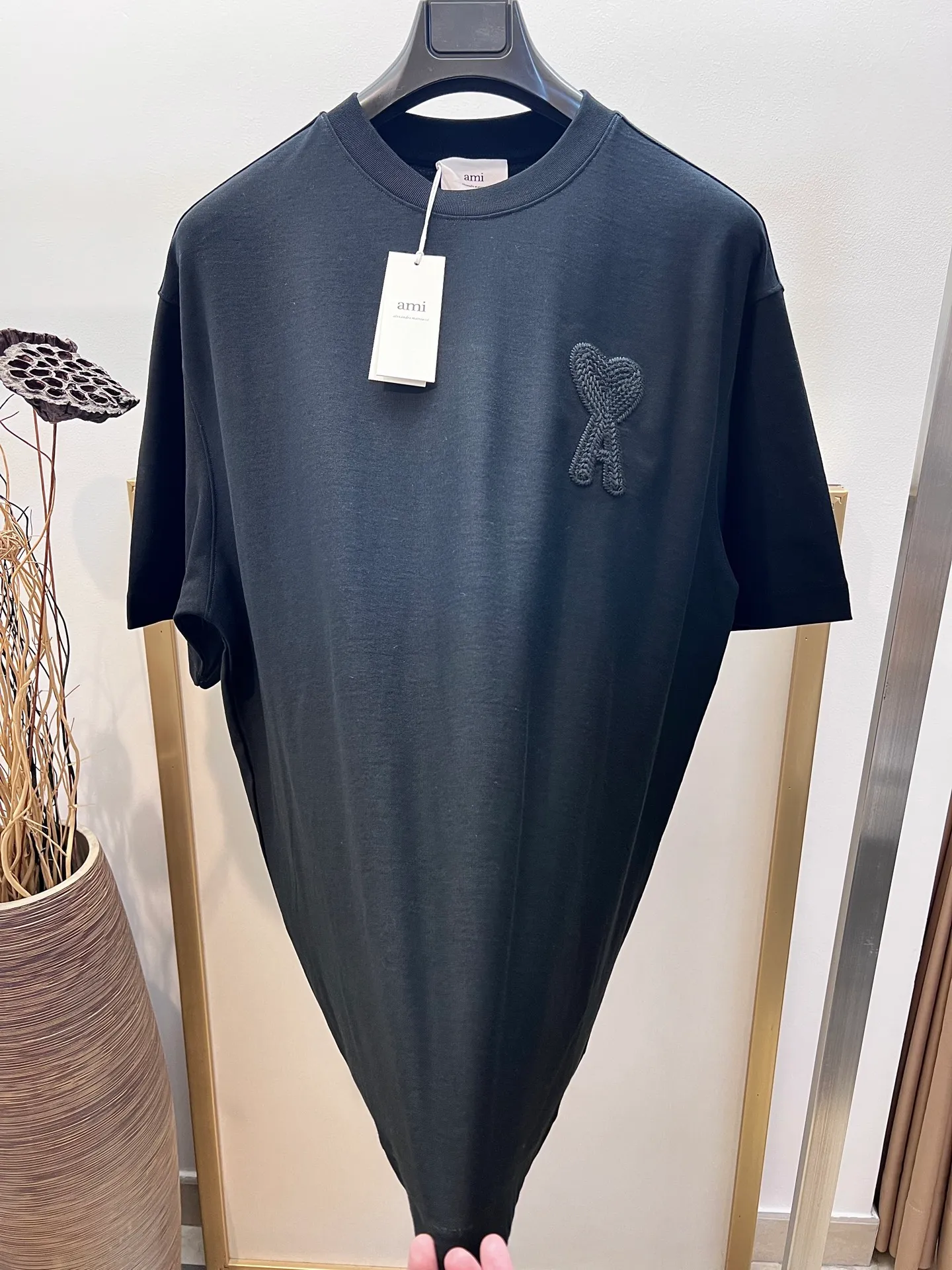 🅿️220 🌈Size: s/m/l/xl black/khaki two colors OS loose version 197353825081 AMI2025FW Love series early spring limited edition Black warrior is really not too good-looking Wool logo love embroidery / same color AMI embroidery on the back heavyweight pure cotton half-sleeved T-shirt Washing method: Wrap the laundry bag on the back and fast machine wash in cold water! ! Do not soak/wash in warm water! !