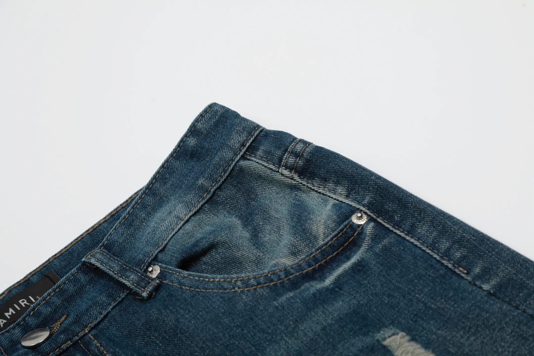 #M42 P168💰 Amiri classic embroidered patched leather distressed lettered jeans. Slim fit jeans. Produced by a major washed factory. Full of high-end. Partial destruction of the knees and patchwork design. Already used as a facade design. Leather waist nameplate. The focus of this style is not on the washing, but on the destroyed shape and version. The secret lies in the craftsmanship of the master. The cost of post-processing, grinding, cutting, etc. is far beyond the cost of assembly line products. Color: Picture color Size: 30-32-34-36