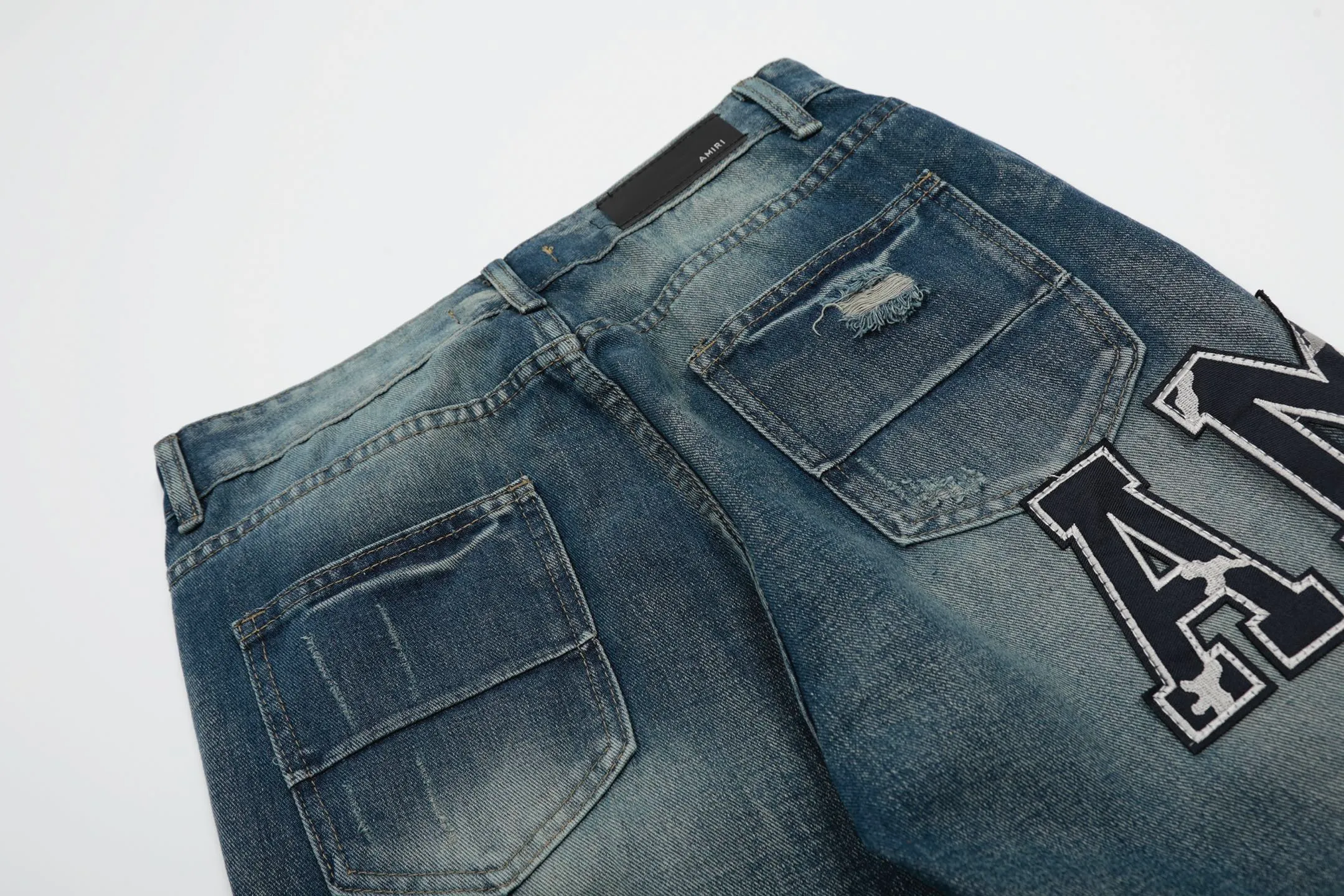 #M42 P168💰 Amiri classic embroidered patched leather distressed lettered jeans. Slim fit jeans. Produced by a major washed factory. Full of high-end. Partial destruction of the knees and patchwork design. Already used as a facade design. Leather waist nameplate. The focus of this style is not on the washing, but on the destroyed shape and version. The secret lies in the craftsmanship of the master. The cost of post-processing, grinding, cutting, etc. is far beyond the cost of assembly line products. Color: Picture color Size: 30-32-34-36