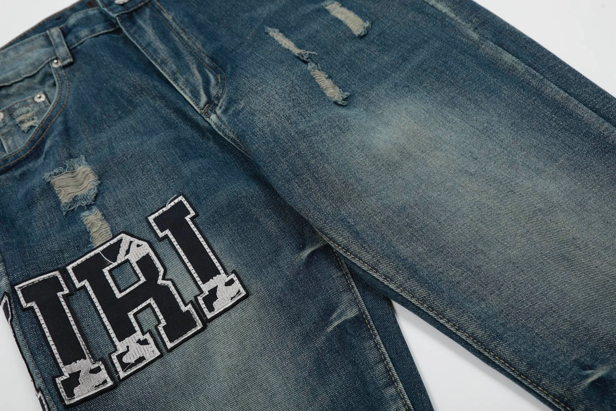 #M42 P168💰 Amiri classic embroidered patched leather distressed lettered jeans. Slim fit jeans. Produced by a major washed factory. Full of high-end. Partial destruction of the knees and patchwork design. Already used as a facade design. Leather waist nameplate. The focus of this style is not on the washing, but on the destroyed shape and version. The secret lies in the craftsmanship of the master. The cost of post-processing, grinding, cutting, etc. is far beyond the cost of assembly line products. Color: Picture color Size: 30-32-34-36