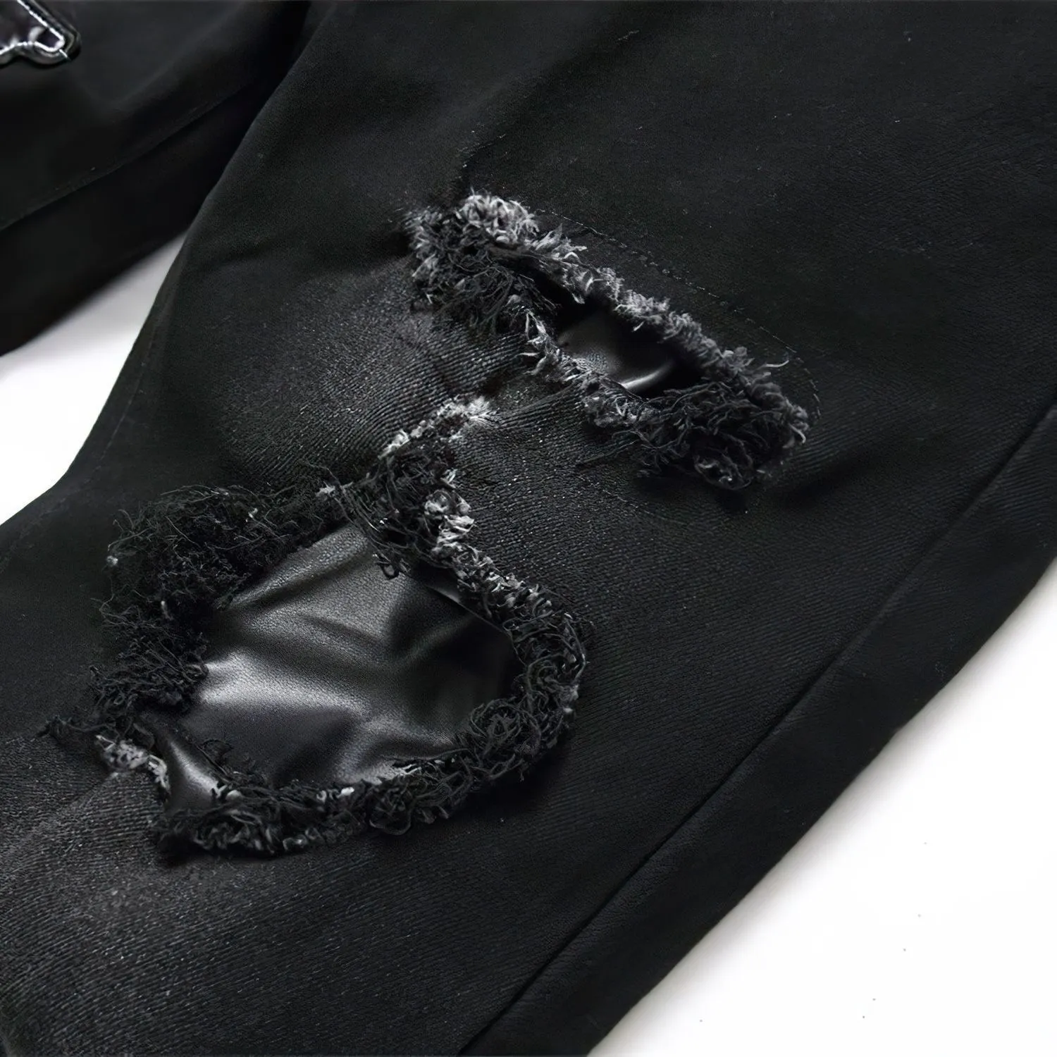 #M34 P168💰 Amiri classic embroidered patched leather ripped lettering jeans. Slim fit jeans. Produced by a major washed factory. Full of high-end. Partial destruction of the knees and patchwork design. Already used as a facade design. Leather waist nameplate. The focus of this style is not on the washing, but on the shape and version of the destruction. The secret lies in the craftsmanship of the master. The cost of post-processing, grinding, cutting, etc. is far beyond the cost of assembly line products. Color: Picture color Size: 30-32-34-36
