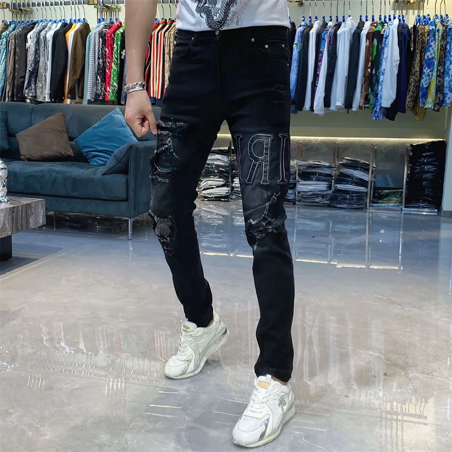 #M34 P168💰 Amiri classic embroidered patched leather ripped lettering jeans. Slim fit jeans. Produced by a major washed factory. Full of high-end. Partial destruction of the knees and patchwork design. Already used as a facade design. Leather waist nameplate. The focus of this style is not on the washing, but on the shape and version of the destruction. The secret lies in the craftsmanship of the master. The cost of post-processing, grinding, cutting, etc. is far beyond the cost of assembly line products. Color: Picture color Size: 30-32-34-36