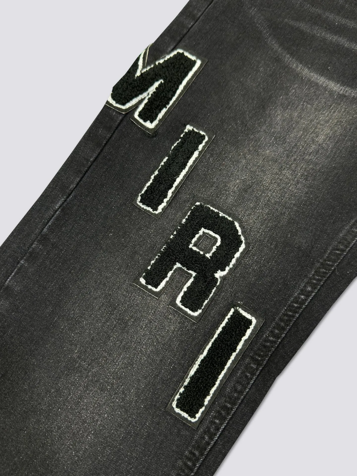AMIRI's new jeans washed towel embroidered logo denim trousers are the same for men and women Color: Black Size: S-XL (28-34)
