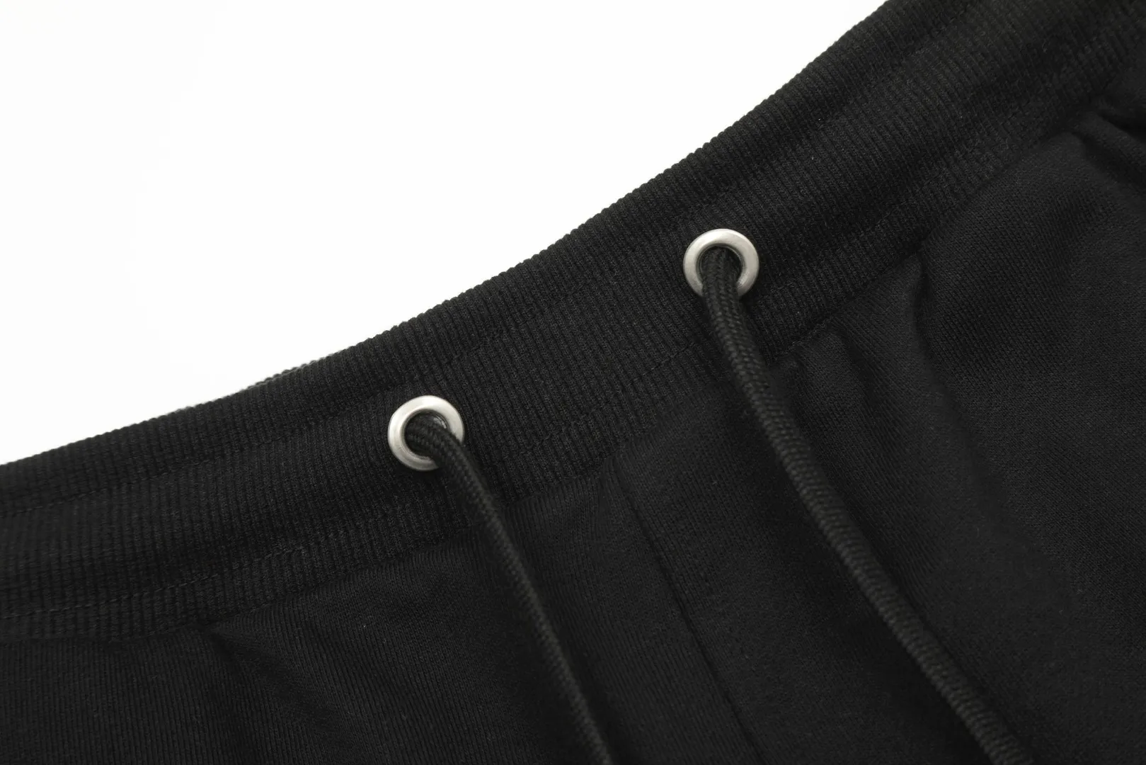AMI/Amy Big Love Chapter Embroidery Classic Shorts Put aside all the messy words and let’s go directly to the product parameters: ✅380g customized rough-feel fabric ✅Correct workmanship Every detail is 100% restored to the official website ✅The thread is made of 500g high-gram heavyweight pure cotton thread Custom-woven and dyed in the same color in the same tank No color difference with the fabric Machine washable and washed, not easy to deform ✅No comparison and no damage Differentiated from the market currency Correct workmanship details High-quality pure cotton fabric ✅The webbing is made of custom-dyed high-density and high-thickness webbing. Benchmark the official website. ✅The only correct embroidery of the same material on the market. Distinguish the fake ones on the market. ✅The version follows the official website. It is loose and slim and can wear 210 pounds. There is no pressure for global shopping. Size: S-XL. Color (6 colors): Black and black, black and red, white and black, white and red, navy and gray.