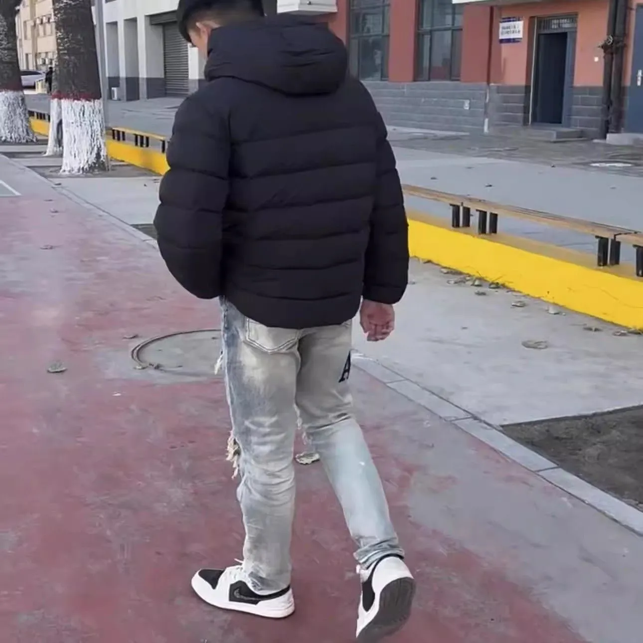 #M11 P168💰 AMIRI patch embroidery jeans trousers AMIRI high street basic ripped tight elastic jeans trousers amiri brand jeans break the production process and cutting of the original jeans, the fabrics are softer and more comfortable Hand-sewn collar label Customized logo buttons Genuine leather tag Color: Picture color Size: 30-32-34-36