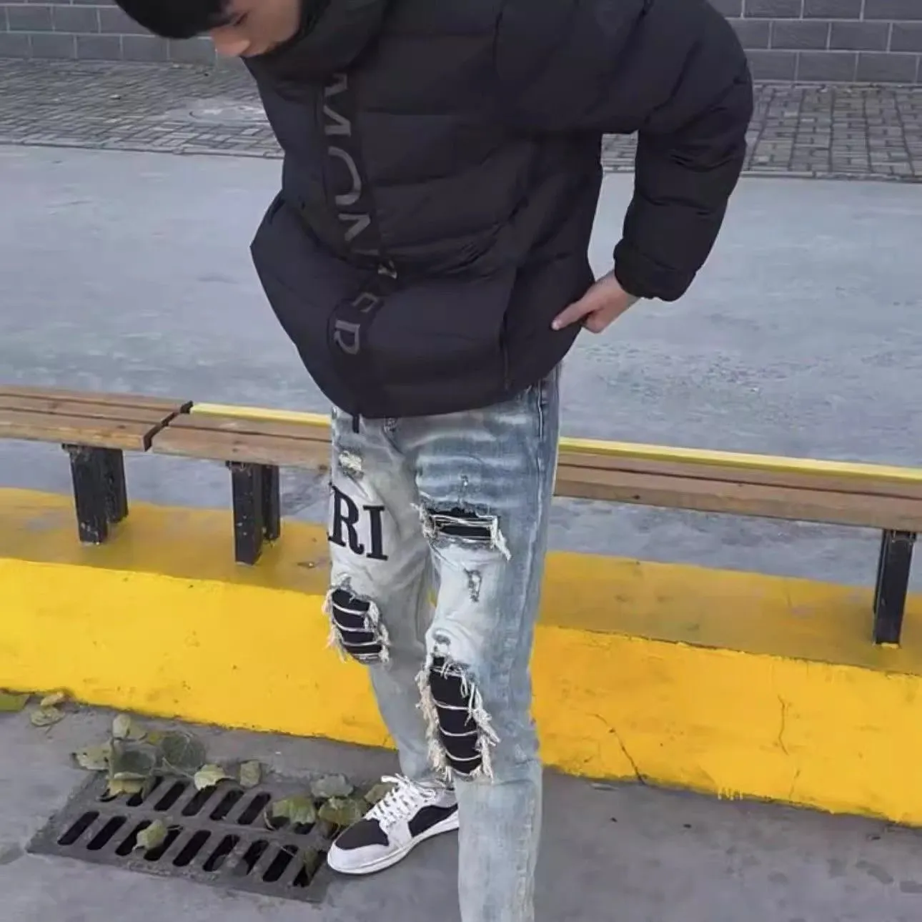 #M11 P168💰 AMIRI patch embroidery jeans trousers AMIRI high street basic ripped tight elastic jeans trousers amiri brand jeans break the production process and cutting of the original jeans, the fabrics are softer and more comfortable Hand-sewn collar label Customized logo buttons Genuine leather tag Color: Picture color Size: 30-32-34-36