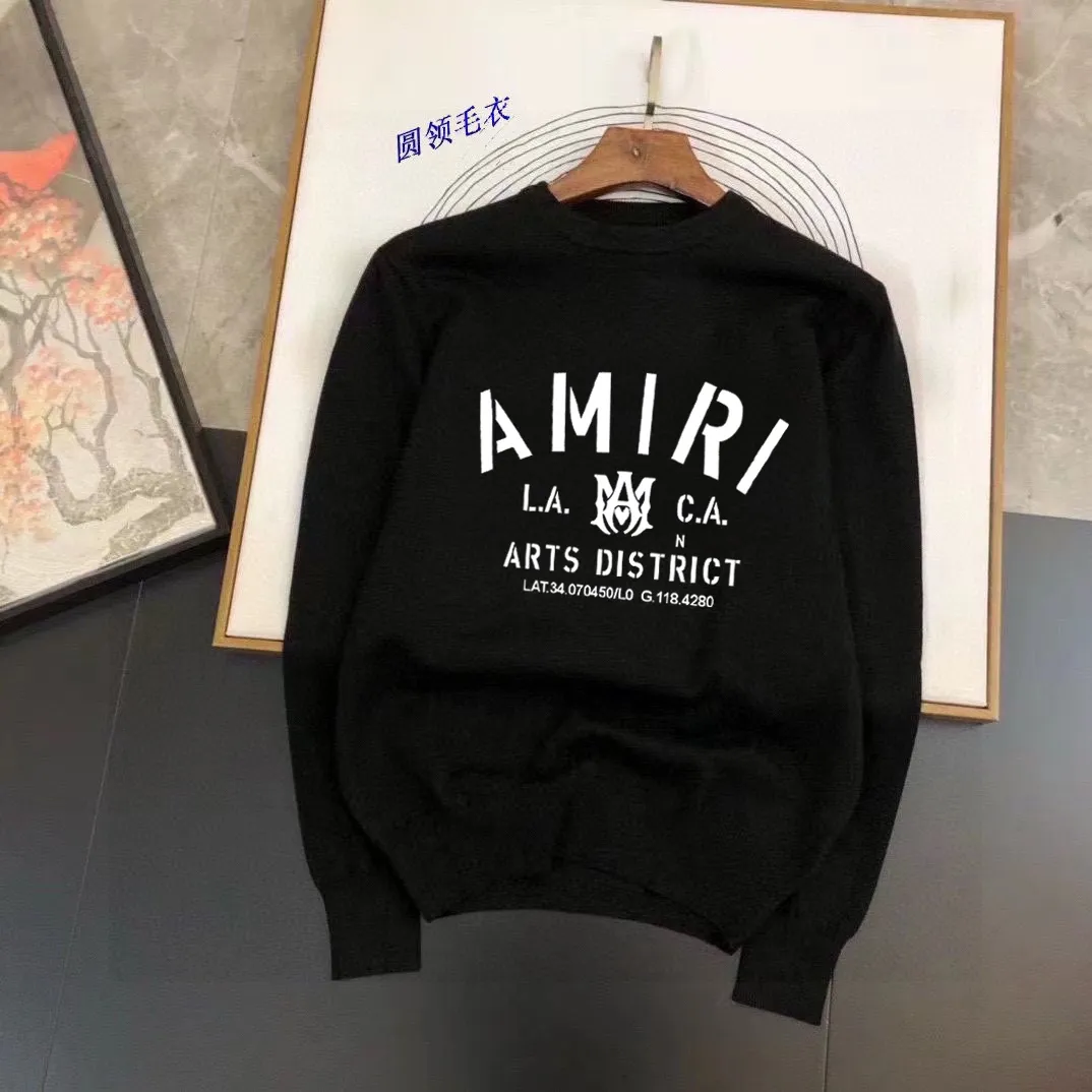 P220 AMIRI】Autumn and winter classic round neck pullover sweater, in full condition! ! ! Wool blended fabric, the latest model in 2025, golden ratio! ! Slim-fitting soft gold, versatile and practical item, the combination and practicality are extremely powerful, simple and elegant, and classy! To create your own style, it is highly recommended to buy it in two colors. The standard slim fit tailoring process is suitable for both young and old men. It is knitted from wool and will not cause any discomfort! While keeping warm, it is stylish, textured and wearable, and the classic logo with contrasting colors on the chest feels in place! ! Recommended for regular customers! ! Size M-3XL (maximum wear: 190 pounds)