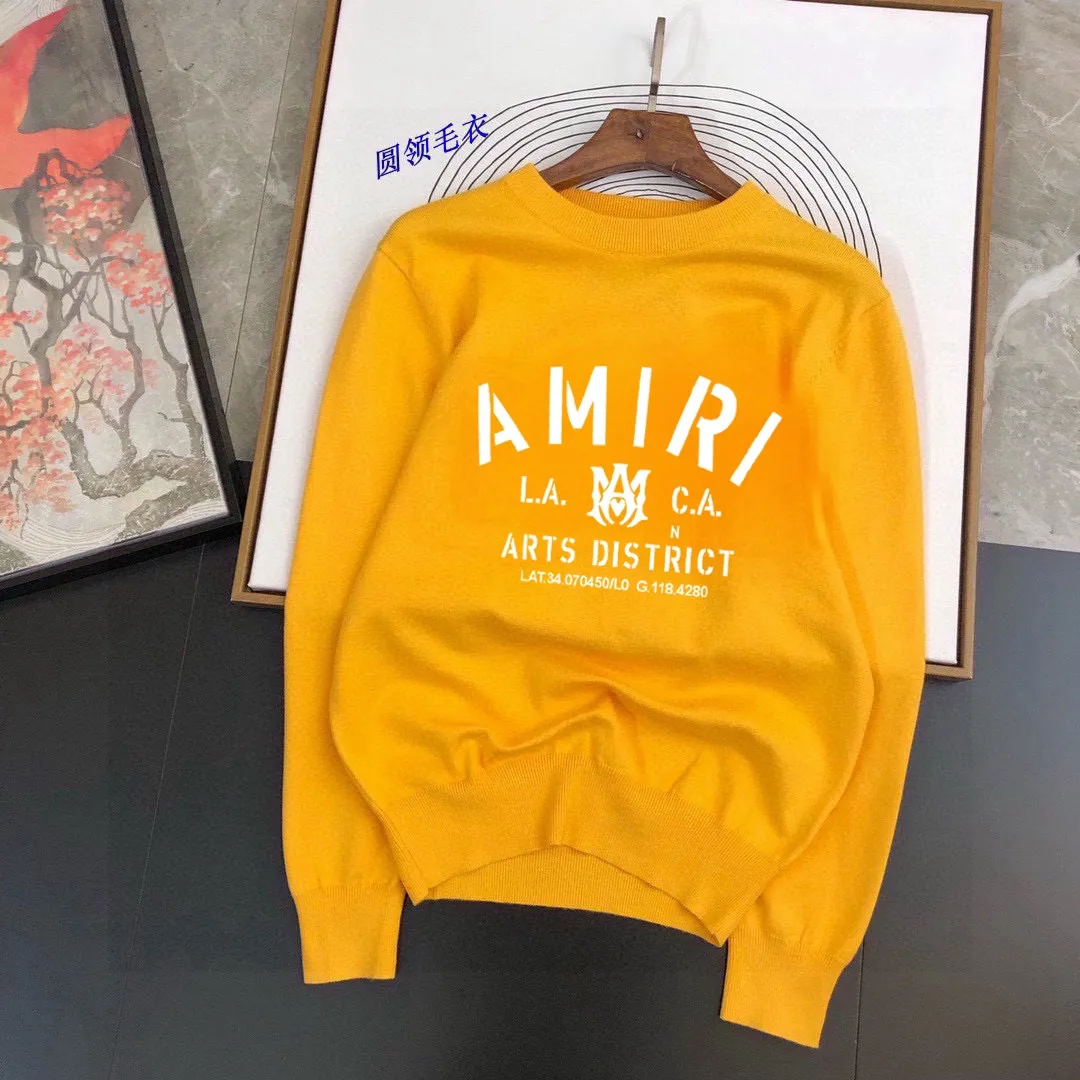 P220 AMIRI】Autumn and winter classic round neck pullover sweater, in full condition! ! ! Wool blended fabric, the latest model in 2025, golden ratio! ! Slim-fitting soft gold, versatile and practical item, the combination and practicality are extremely powerful, simple and elegant, and classy! To create your own style, it is highly recommended to buy it in two colors. The standard slim fit tailoring process is suitable for both young and old men. It is knitted from wool and will not cause any discomfort! While keeping warm, it is stylish, textured and wearable, and the classic logo with contrasting colors on the chest feels in place! ! Recommended for regular customers! ! Size M-3XL (maximum wear: 190 pounds)