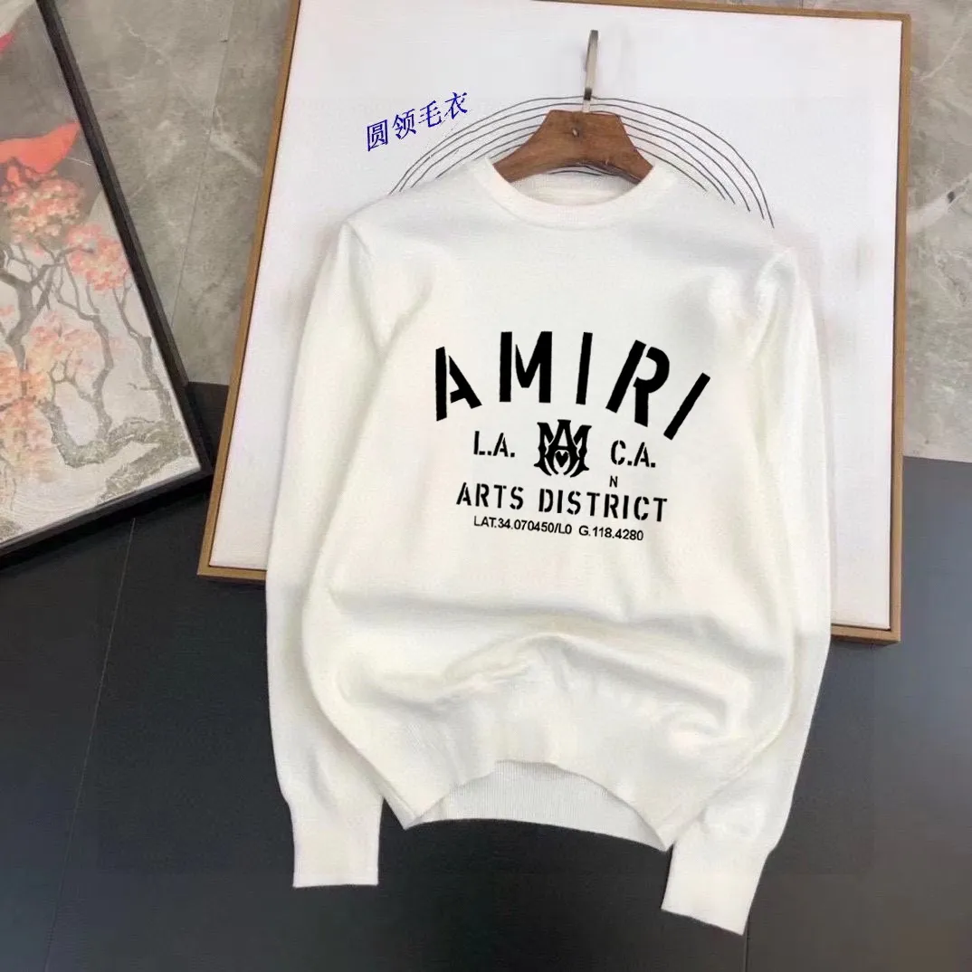 P220 AMIRI】Autumn and winter classic round neck pullover sweater, in full condition! ! ! Wool blended fabric, the latest model in 2025, golden ratio! ! Slim-fitting soft gold, versatile and practical item, the combination and practicality are extremely powerful, simple and elegant, and classy! To create your own style, it is highly recommended to buy it in two colors. The standard slim fit tailoring process is suitable for both young and old men. It is knitted from wool and will not cause any discomfort! While keeping warm, it is stylish, textured and wearable, and the classic logo with contrasting colors on the chest feels in place! ! Recommended for regular customers! ! Size M-3XL (maximum wear: 190 pounds)
