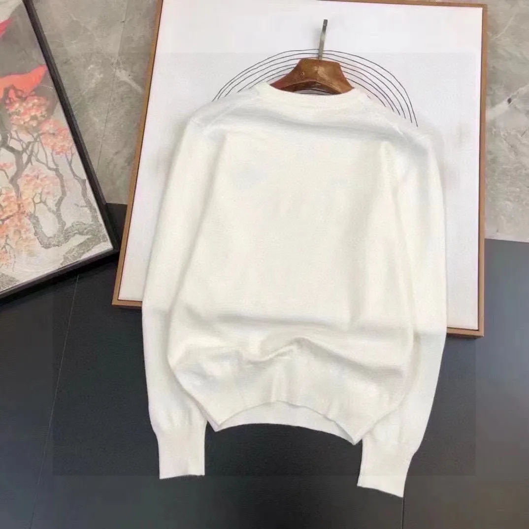 P220 AMIRI】Autumn and winter classic round neck pullover sweater, in full condition! ! ! Wool blended fabric, the latest model in 2025, golden ratio! ! Slim-fitting soft gold, versatile and practical item, the combination and practicality are extremely powerful, simple and elegant, and classy! To create your own style, it is highly recommended to buy it in two colors. The standard slim fit tailoring process is suitable for both young and old men. It is knitted from wool and will not cause any discomfort! While keeping warm, it is stylish, textured and wearable, and the classic logo with contrasting colors on the chest feels in place! ! Recommended for regular customers! ! Size M-3XL (maximum wear: 190 pounds)