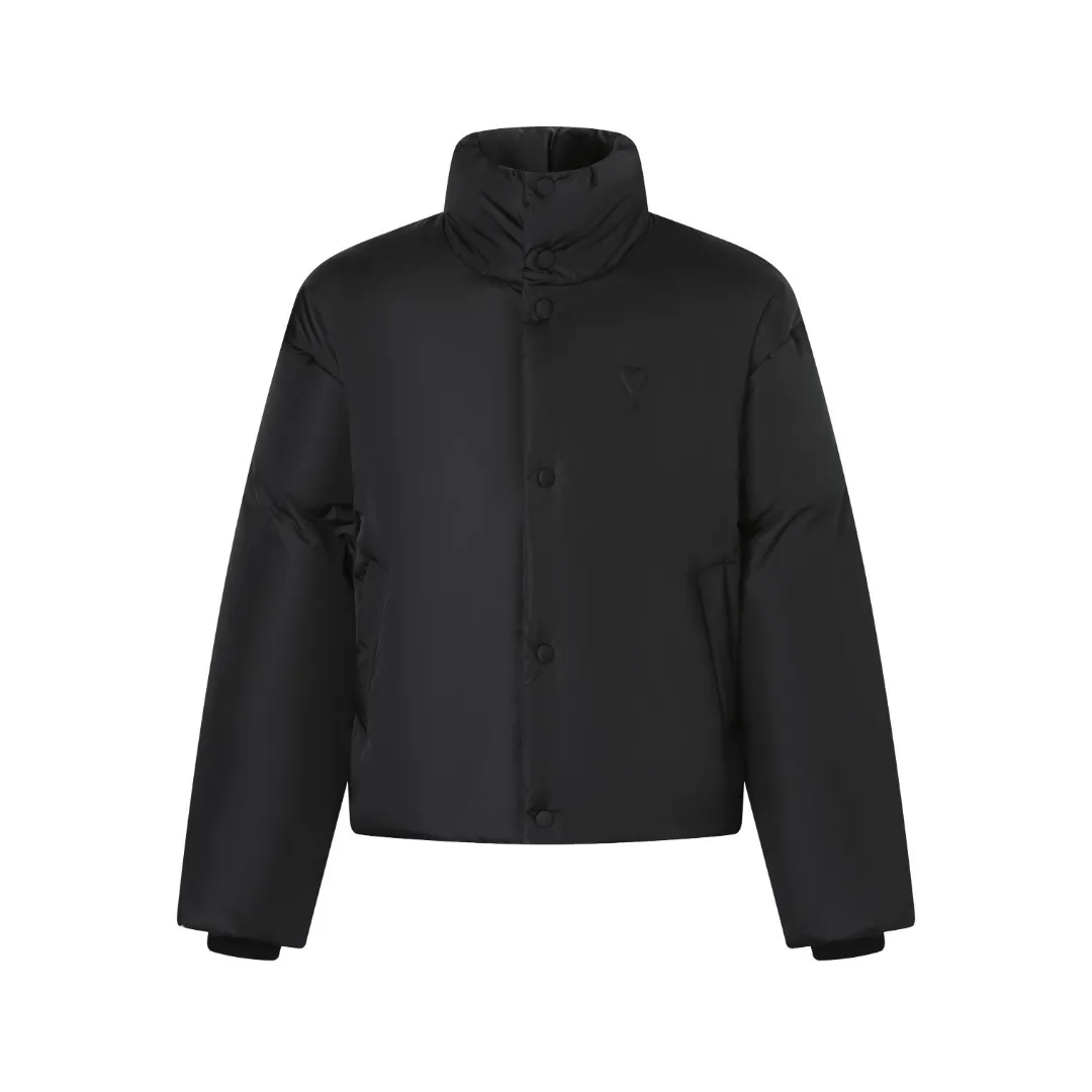 🅿️1000 Ami love padded embroidered down jacket (black) The fabric is made of taffeta fabric woven from 100% polyester fiber. It adopts warp and weft plain weave and is woven very tightly, making the surface of the fabric extremely smooth and flat, with a "skinny" and stiffness that is not easy to collapse. When rubbed or moved around, it will make a unique, crisp "rustling" sound. At the same time, it has a delicate plain texture and a soft, elegant silky luster. This kind of luster is not as dazzling as satin, but more restrained and advanced. The high-quality filling is made of 90 white duck down, with a weight of 160g, ensuring excellent thermal insulation performance. After strict screening and processing, the velvet is not easy to get drilled, ensuring durability. The lining is made of 100% nylon. The high-density and tight weaving process prevents tiny lint from emerging from the gaps in the fabric. The smooth surface improves the putting on and taking off experience, and the excellent wear and tear resistance ensures damage caused by frequent use, while the light and soft texture does not affect the overall weight. Tightly fasten the fabric and padding material to the frame of the embroidery machine. The embroidery machine uses sparse stitches along the padding layer's pattern to outline the filling area of ​​the pattern. Then it runs the overlay layer's pattern, using dense stitches to perfectly cover the foam padding layer to form a slightly raised love embroidery, which feels soft and full, enhancing recognition while maintaining a low profile. Size: S-M-L