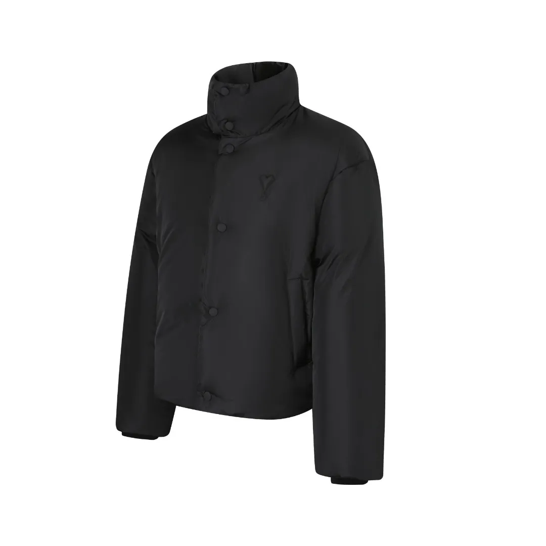 🅿️1000 Ami love padded embroidered down jacket (black) The fabric is made of taffeta fabric woven from 100% polyester fiber. It adopts warp and weft plain weave and is woven very tightly, making the surface of the fabric extremely smooth and flat, with a "skinny" and stiffness that is not easy to collapse. When rubbed or moved around, it will make a unique, crisp "rustling" sound. At the same time, it has a delicate plain texture and a soft, elegant silky luster. This kind of luster is not as dazzling as satin, but more restrained and advanced. The high-quality filling is made of 90 white duck down, with a weight of 160g, ensuring excellent thermal insulation performance. After strict screening and processing, the velvet is not easy to get drilled, ensuring durability. The lining is made of 100% nylon. The high-density and tight weaving process prevents tiny lint from emerging from the gaps in the fabric. The smooth surface improves the putting on and taking off experience, and the excellent wear and tear resistance ensures damage caused by frequent use, while the light and soft texture does not affect the overall weight. Tightly fasten the fabric and padding material to the frame of the embroidery machine. The embroidery machine uses sparse stitches along the padding layer's pattern to outline the filling area of ​​the pattern. Then it runs the overlay layer's pattern, using dense stitches to perfectly cover the foam padding layer to form a slightly raised love embroidery, which feels soft and full, enhancing recognition while maintaining a low profile. Size: S-M-L