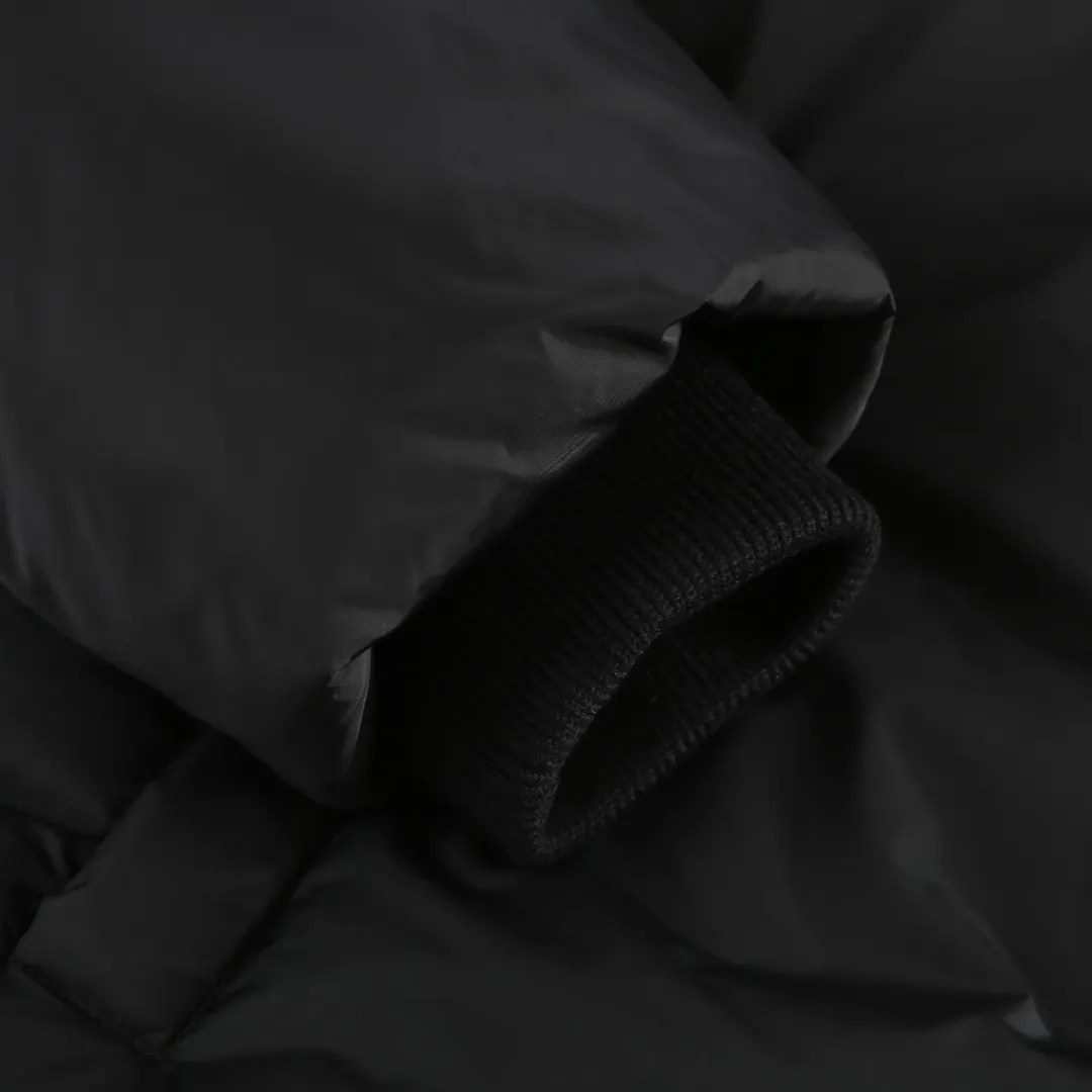 🅿️1000 Ami love padded embroidered down jacket (black) The fabric is made of taffeta fabric woven from 100% polyester fiber. It adopts warp and weft plain weave and is woven very tightly, making the surface of the fabric extremely smooth and flat, with a "skinny" and stiffness that is not easy to collapse. When rubbed or moved around, it will make a unique, crisp "rustling" sound. At the same time, it has a delicate plain texture and a soft, elegant silky luster. This kind of luster is not as dazzling as satin, but more restrained and advanced. The high-quality filling is made of 90 white duck down, with a weight of 160g, ensuring excellent thermal insulation performance. After strict screening and processing, the velvet is not easy to get drilled, ensuring durability. The lining is made of 100% nylon. The high-density and tight weaving process prevents tiny lint from emerging from the gaps in the fabric. The smooth surface improves the putting on and taking off experience, and the excellent wear and tear resistance ensures damage caused by frequent use, while the light and soft texture does not affect the overall weight. Tightly fasten the fabric and padding material to the frame of the embroidery machine. The embroidery machine uses sparse stitches along the padding layer's pattern to outline the filling area of ​​the pattern. Then it runs the overlay layer's pattern, using dense stitches to perfectly cover the foam padding layer to form a slightly raised love embroidery, which feels soft and full, enhancing recognition while maintaining a low profile. Size: S-M-L