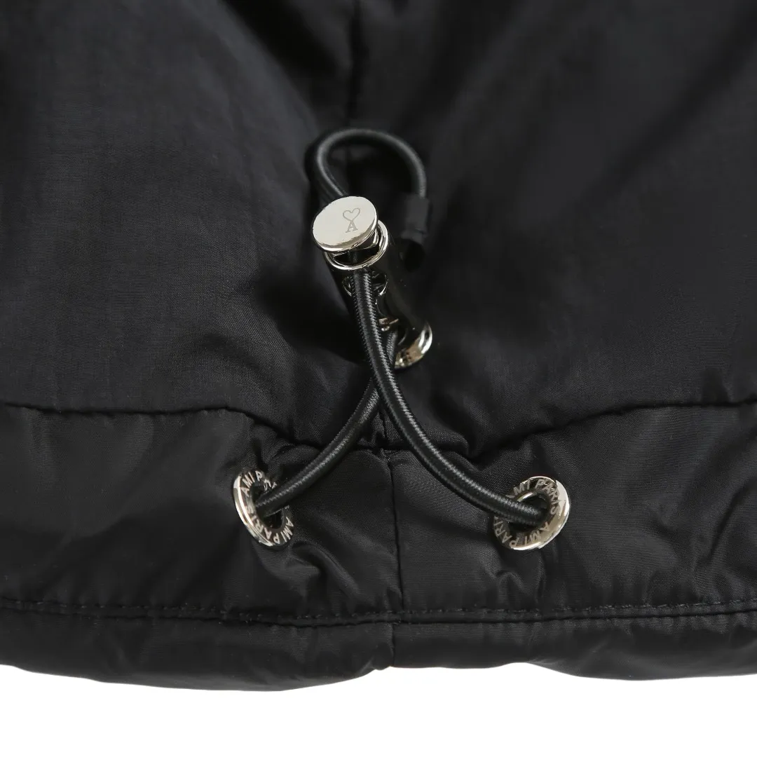 🅿️1000 Ami love padded embroidered down jacket (black) The fabric is made of taffeta fabric woven from 100% polyester fiber. It adopts warp and weft plain weave and is woven very tightly, making the surface of the fabric extremely smooth and flat, with a "skinny" and stiffness that is not easy to collapse. When rubbed or moved around, it will make a unique, crisp "rustling" sound. At the same time, it has a delicate plain texture and a soft, elegant silky luster. This kind of luster is not as dazzling as satin, but more restrained and advanced. The high-quality filling is made of 90 white duck down, with a weight of 160g, ensuring excellent thermal insulation performance. After strict screening and processing, the velvet is not easy to get drilled, ensuring durability. The lining is made of 100% nylon. The high-density and tight weaving process prevents tiny lint from emerging from the gaps in the fabric. The smooth surface improves the putting on and taking off experience, and the excellent wear and tear resistance ensures damage caused by frequent use, while the light and soft texture does not affect the overall weight. Tightly fasten the fabric and padding material to the frame of the embroidery machine. The embroidery machine uses sparse stitches along the padding layer's pattern to outline the filling area of ​​the pattern. Then it runs the overlay layer's pattern, using dense stitches to perfectly cover the foam padding layer to form a slightly raised love embroidery, which feels soft and full, enhancing recognition while maintaining a low profile. Size: S-M-L